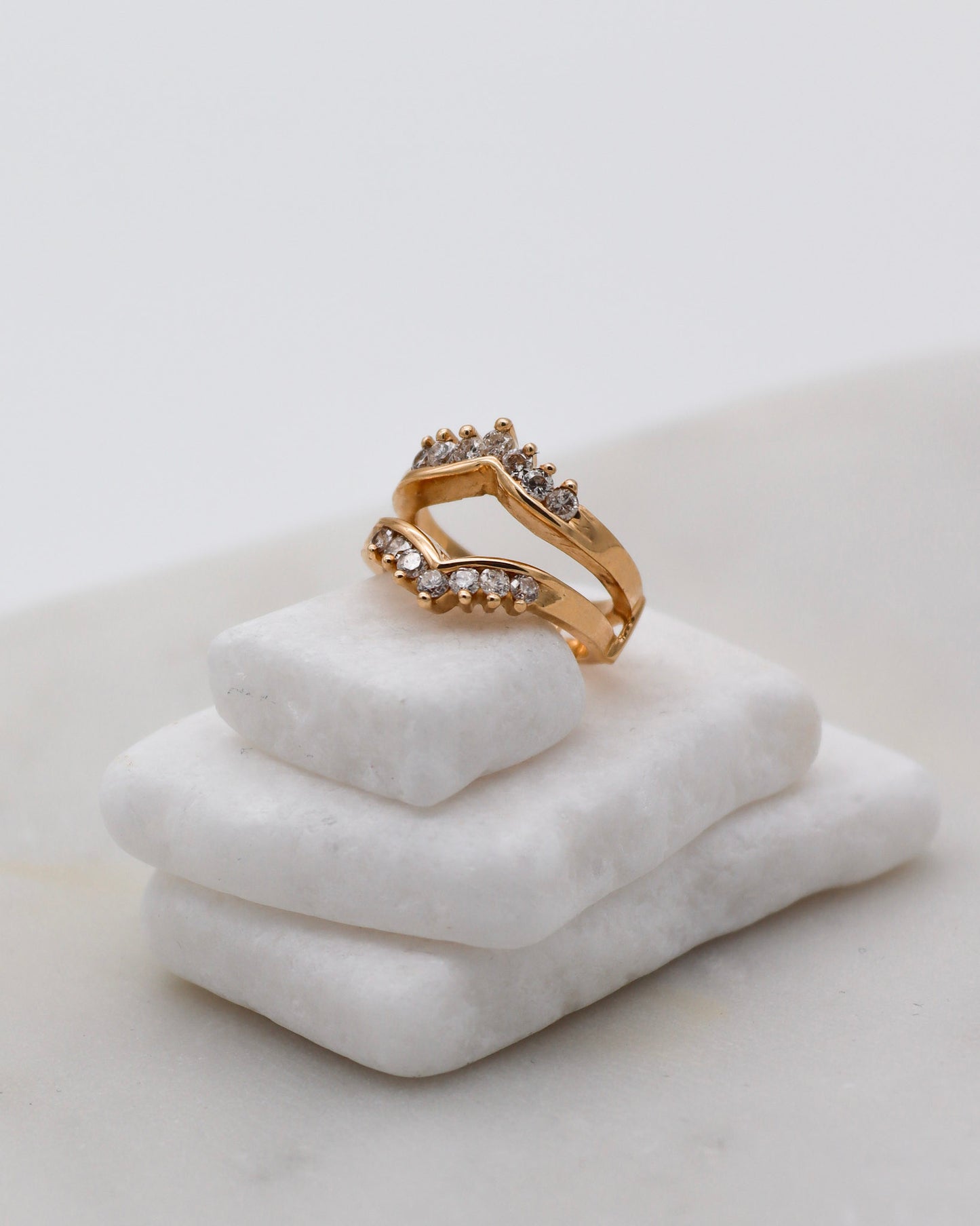 Vintage-Ring Genevieve mit 0.72ct Brillanten (W/P1), gespaltene Guardring-Ringschiene aus 585/-Gelbgold – erhältlich in München und Augsburg