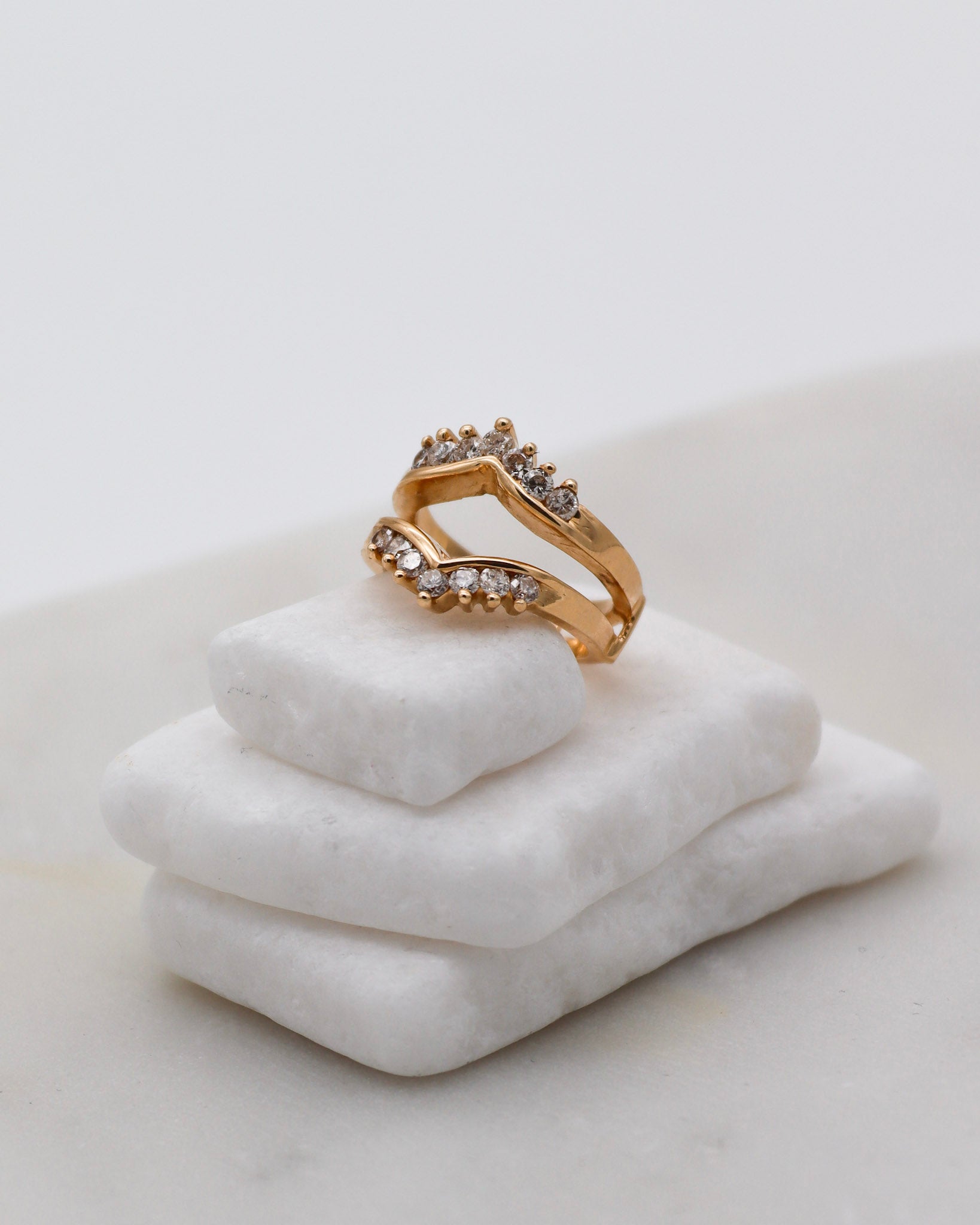 Vintage-Ring Genevieve mit 0.72ct Brillanten (W/P1), gespaltene Guardring-Ringschiene aus 585/-Gelbgold – erhältlich in München und Augsburg