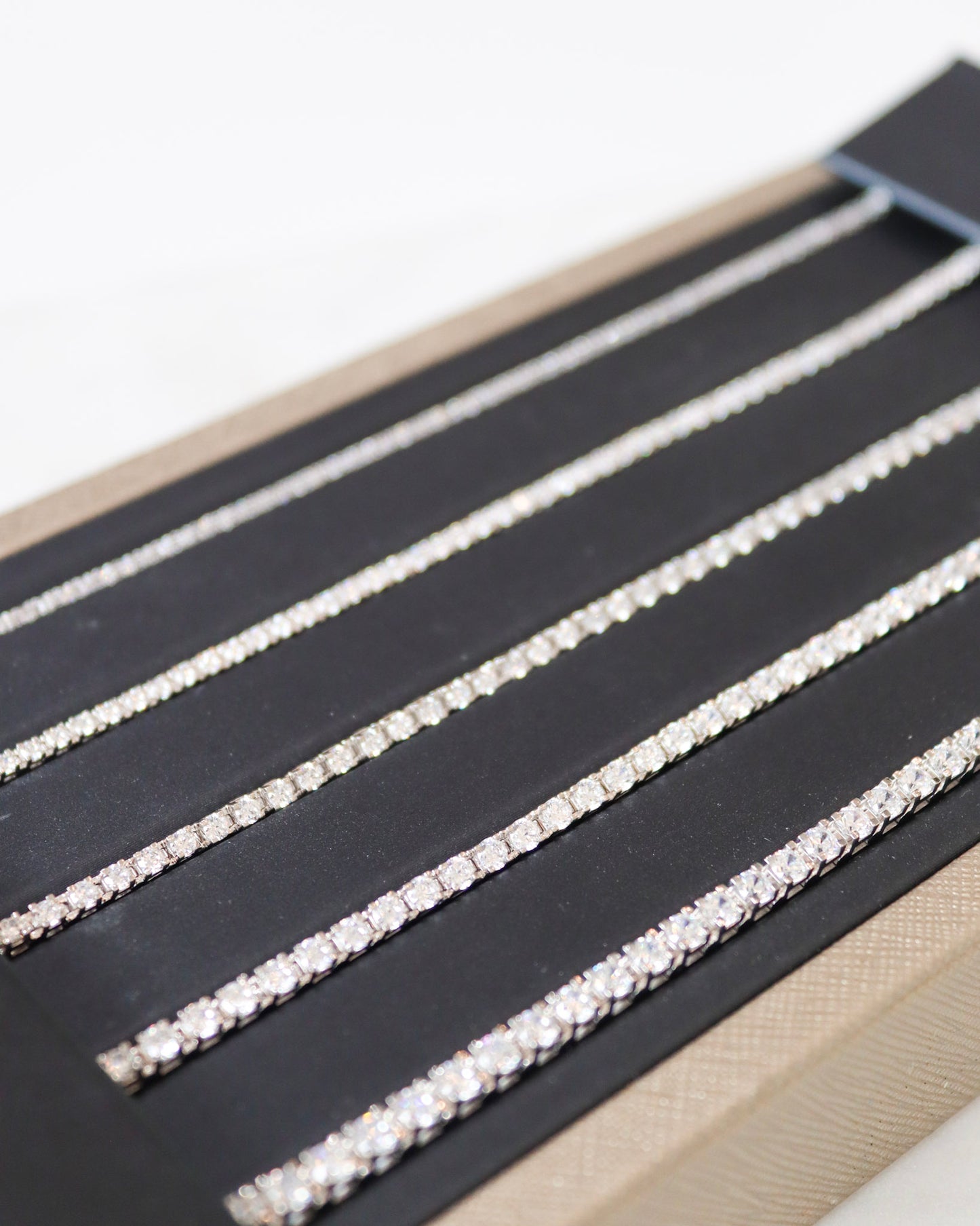 Diamond tennis bracelets in white gold - timeless elegance