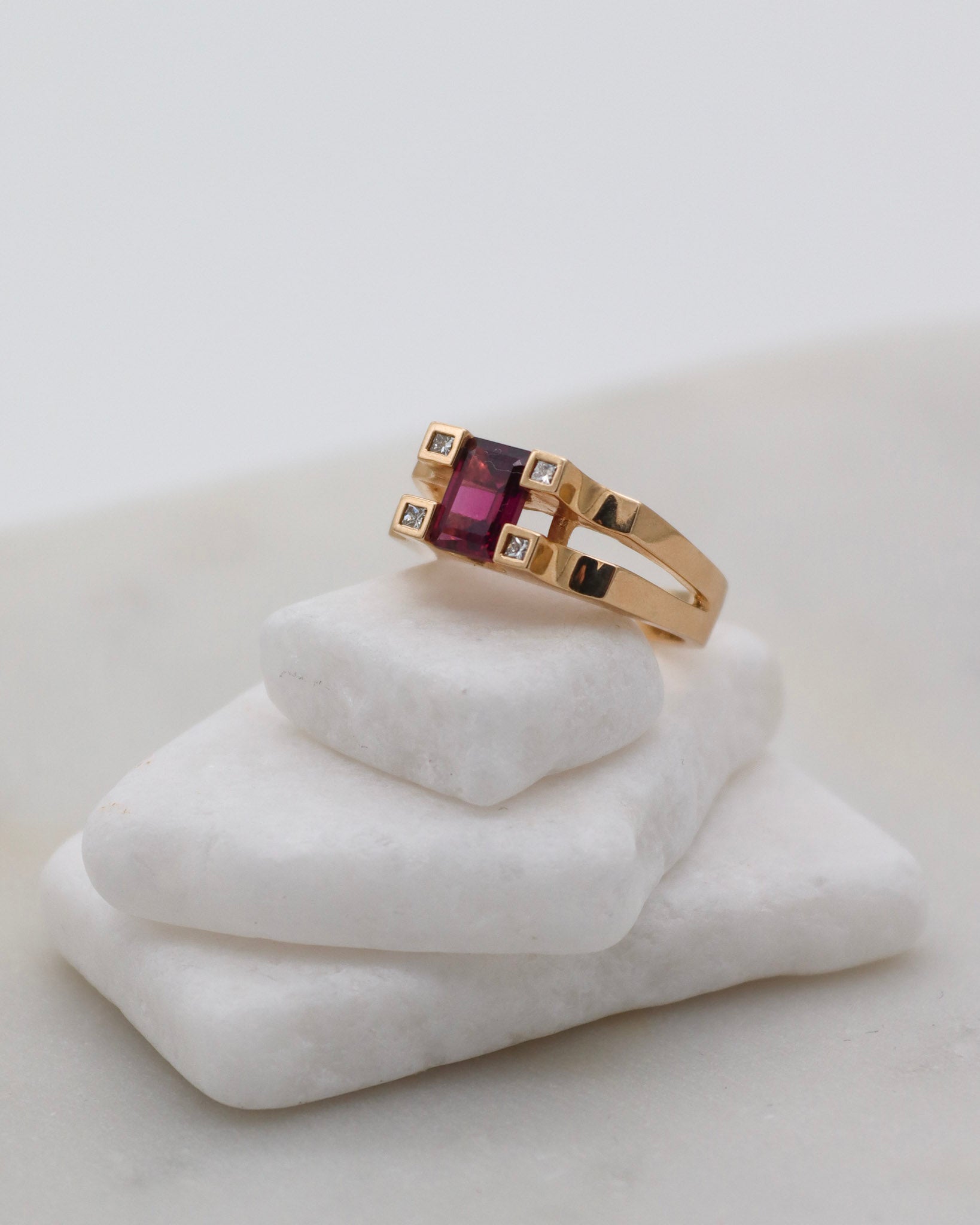 Vintage-Ring Golda mit 0.5ct Marquise-Granat, Halo aus Brillanten & weiteren Granaten in 585er Gelbgold – erhältlich in München und Augsburg

