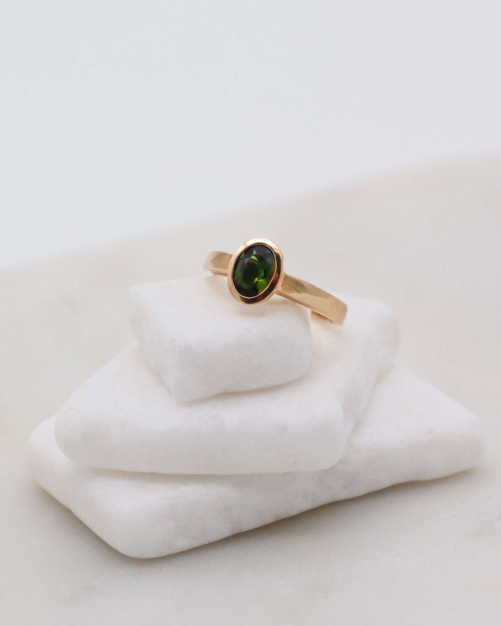 Vintage-Ring Debbie mit 0.70ct grünem Turmalin in Bezel-Fassung und Cathedral-Stil, gefertigt aus 585er Gelbgold – erhältlich in München und Augsburg