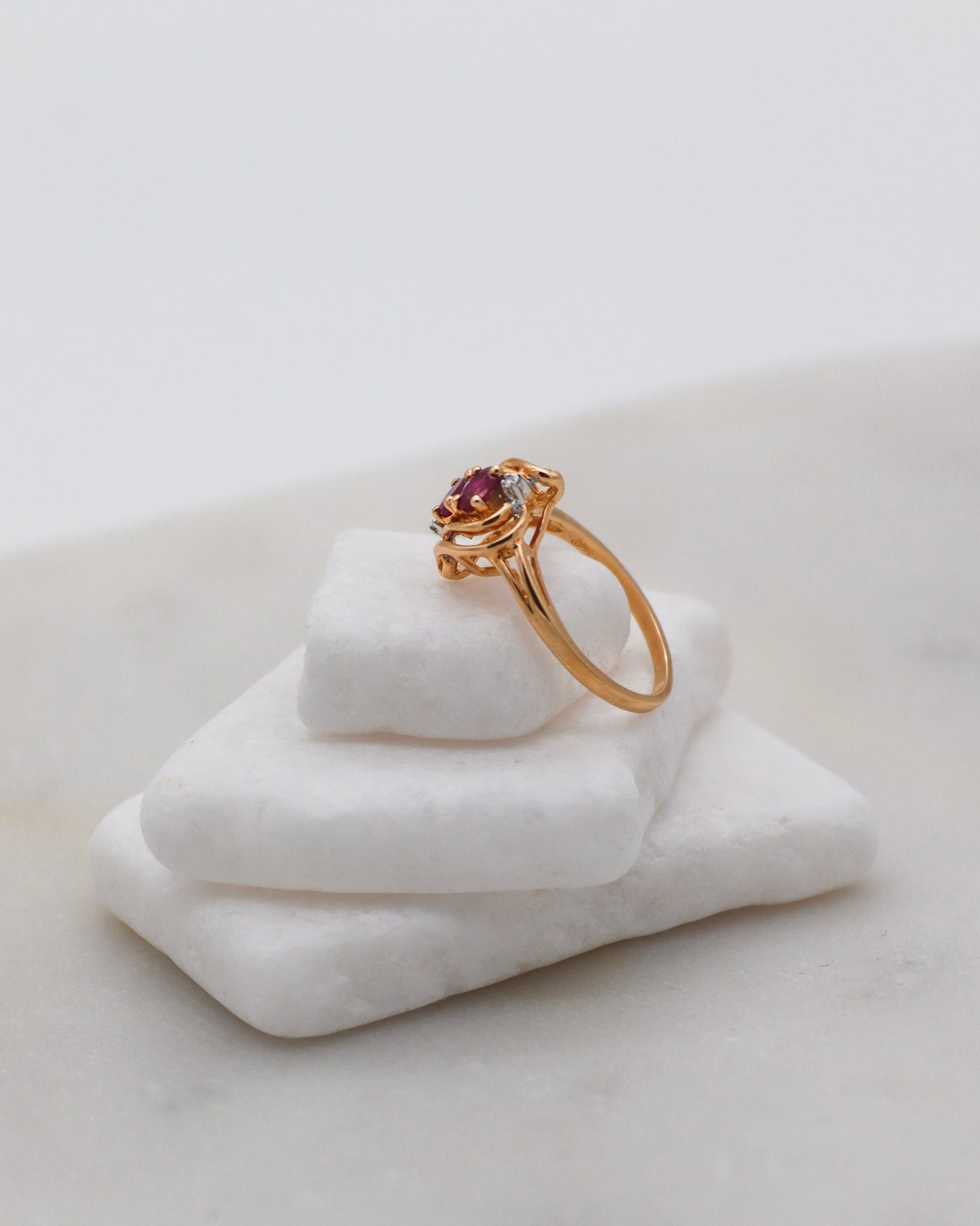 Vintage-Ring Rita mit 0.50ct Rubinen & 0.02ct Brillanten im Ovalschliff, gefasst in 585er Gelbgold – erhältlich in München und Augsburg