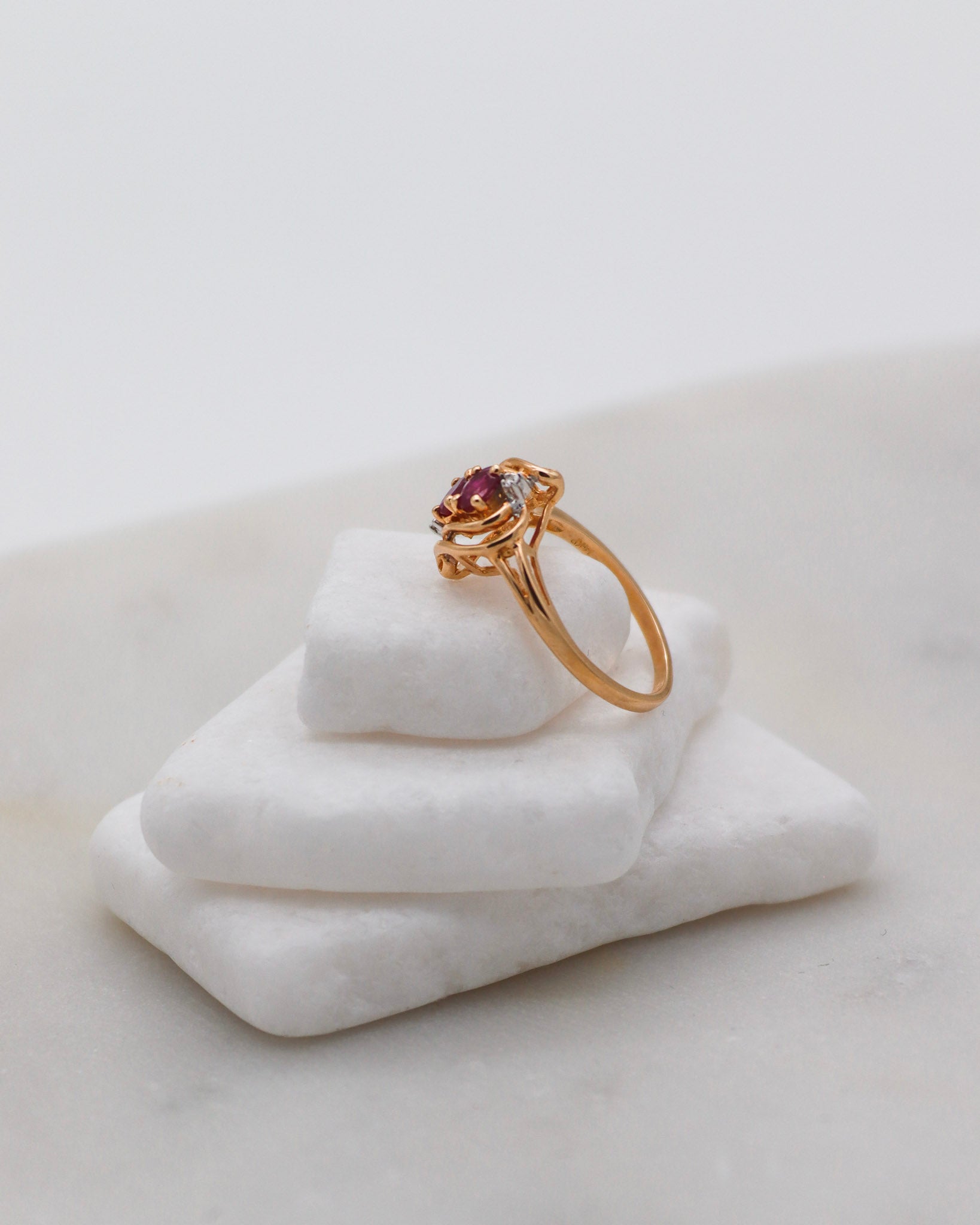 Vintage-Ring Rita mit 0.50ct Rubinen & 0.02ct Brillanten im Ovalschliff, gefasst in 585er Gelbgold – erhältlich in München und Augsburg