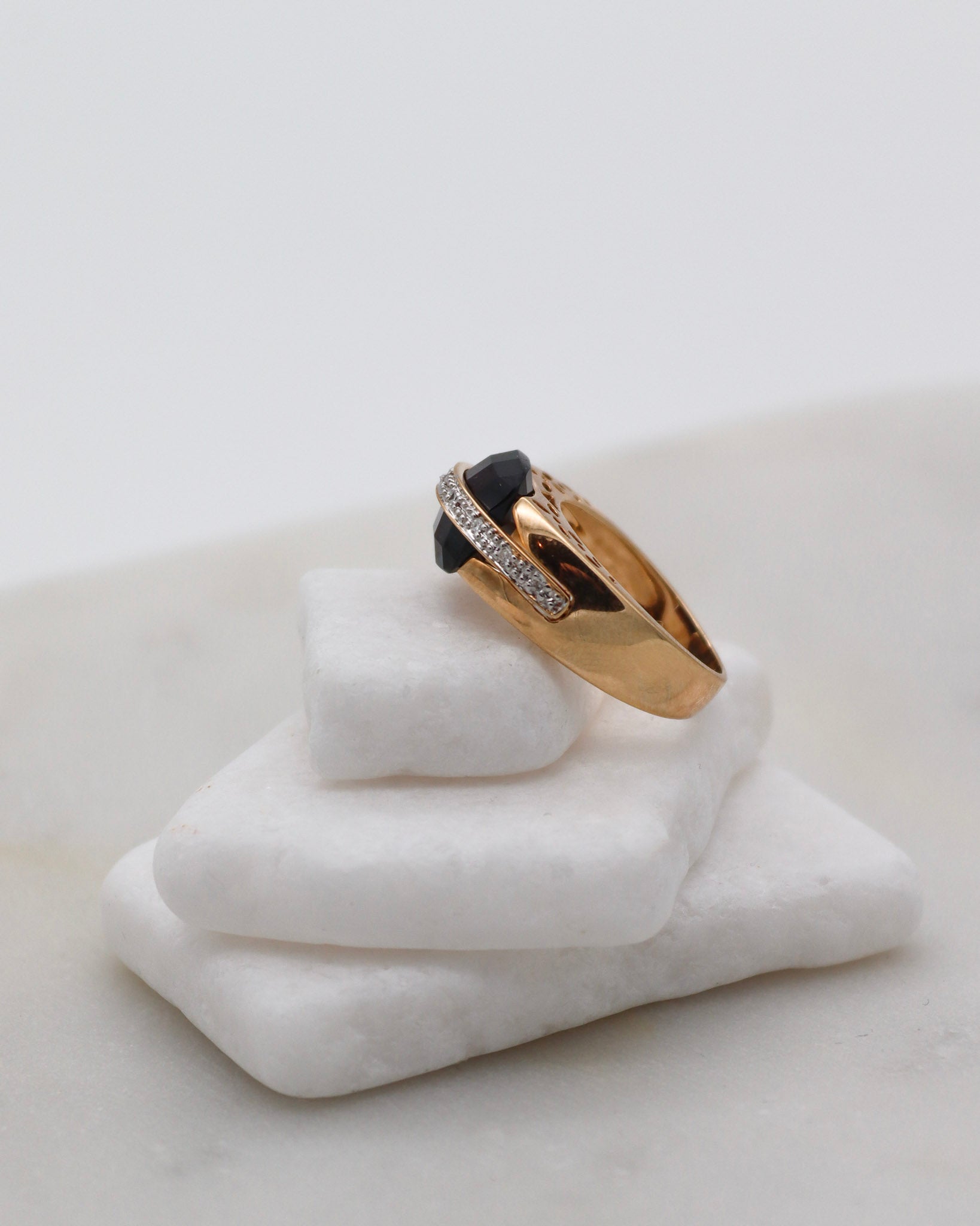 Vintage-Ring Catherine mit 3ct Cushion-Granat & 0.06ct Brillanten in 585er Gelbgold, asymmetrisches Design – erhältlich in München und Augsburg