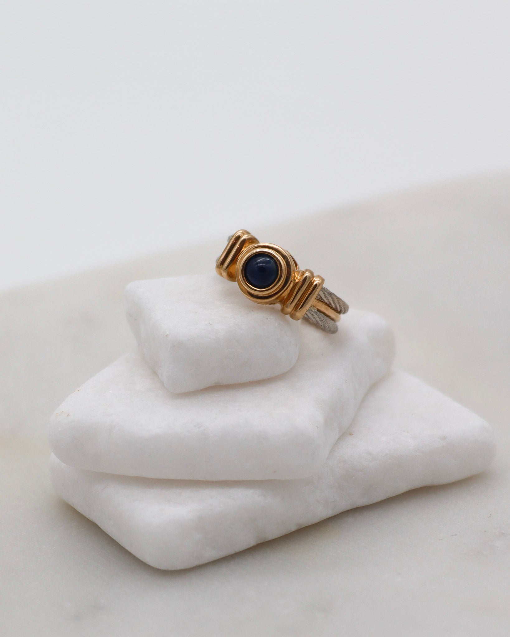 Vintage-Ring Irene mit 0.5ct Saphir in Bezel-Fassung, Bicolor-Ringschiene aus 585/-Gelbgold & Weißgelbgold – erhältlich in München und Augsburg