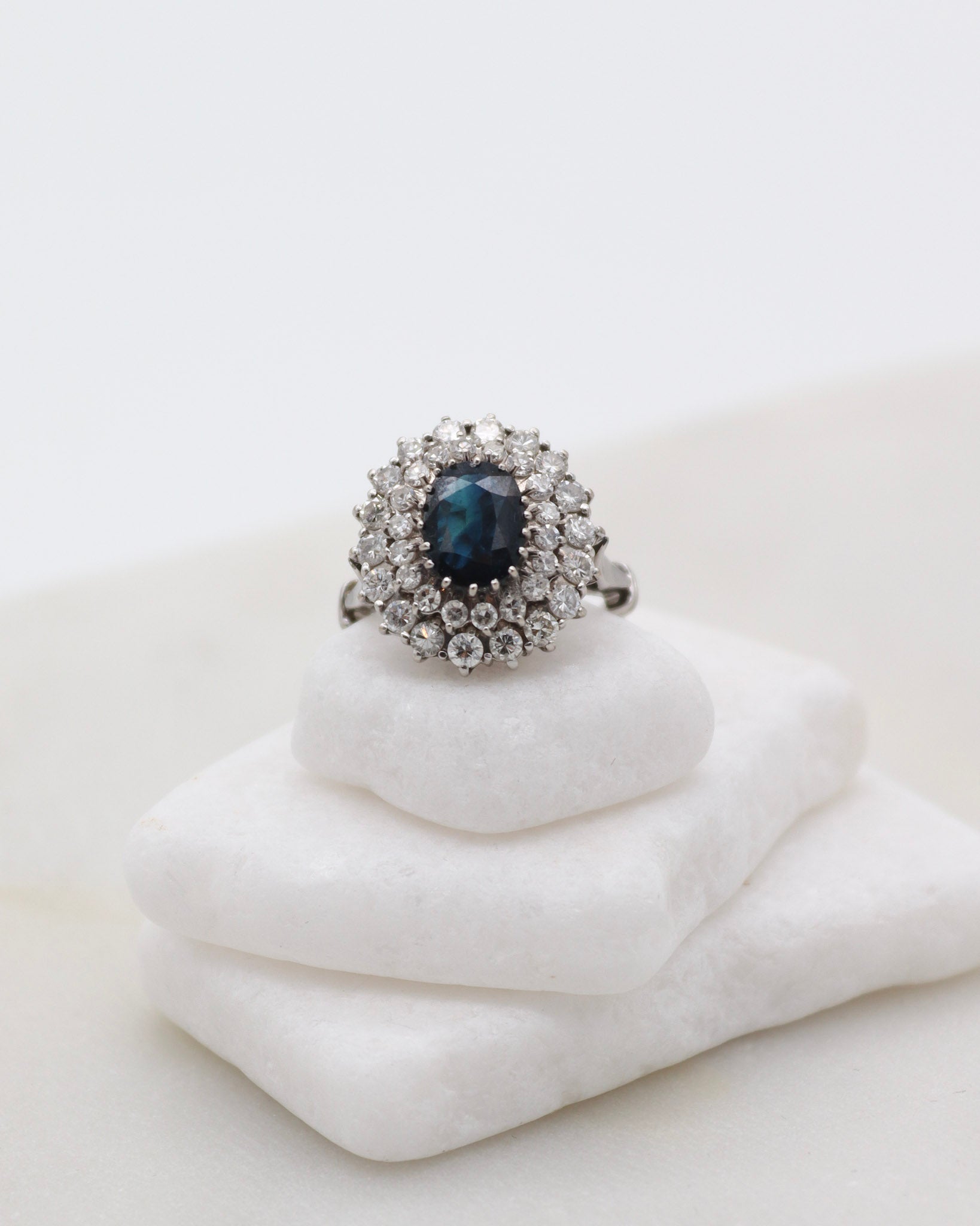 Vintage-Ring Diana mit 1.5ct Saphir, 0.54ct Brillanten & 1.26ct Diamanten im Double Halo, gefertigt aus 585/-Weißgelbgold – erhältlich in München und Augsburg