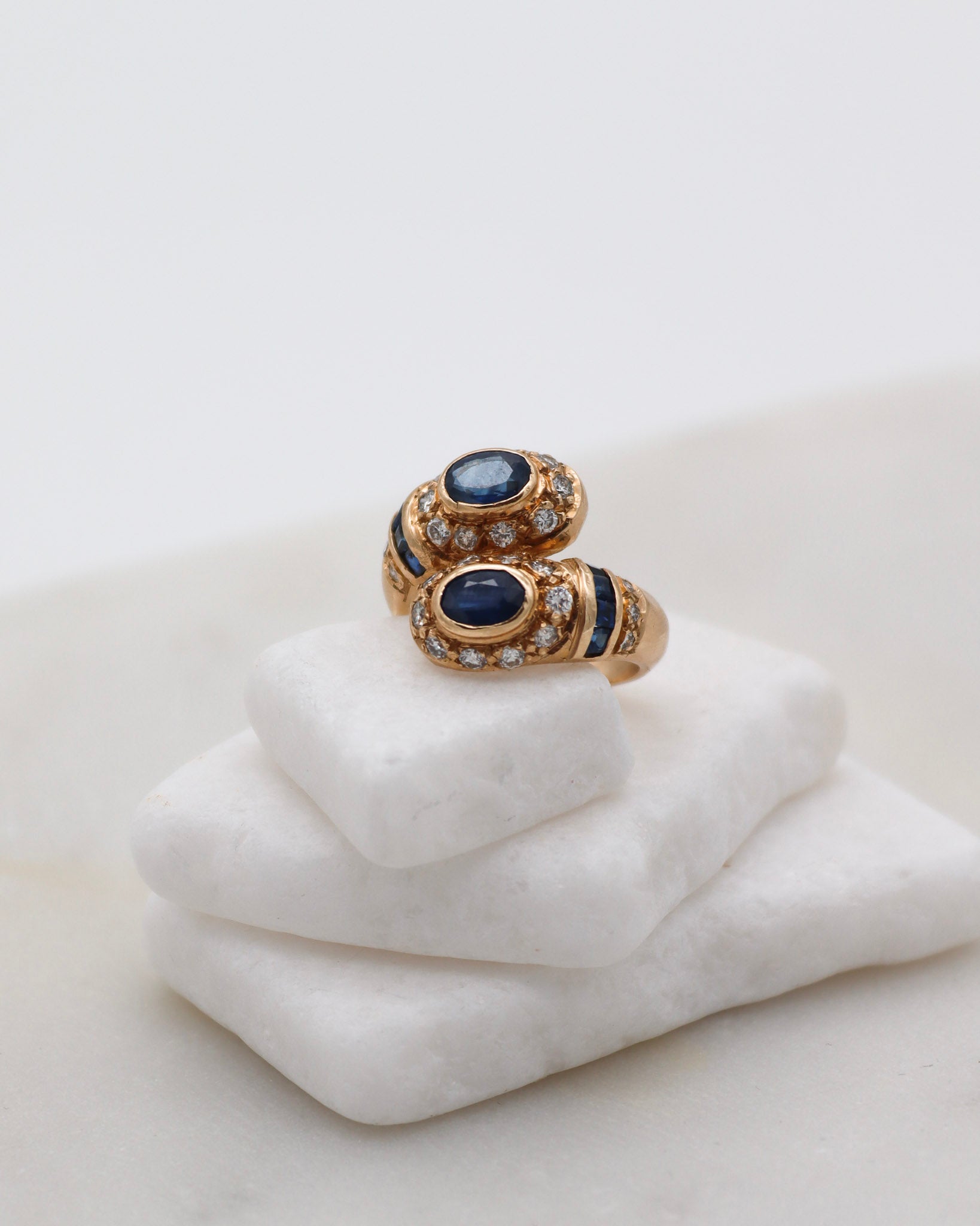 Vintage-Ring Pauline mit 0.70ct Saphiren & 0.50ct Brillanten, serpentinenförmiges Design in 585/-Gelbgold – erhältlich in München und Augsburg