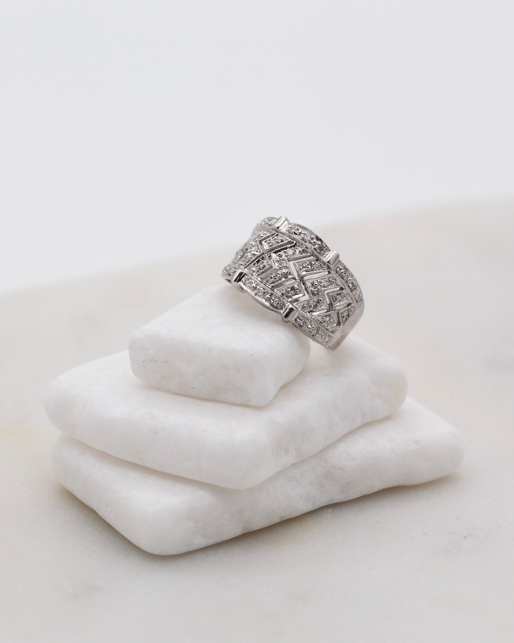 Vintage-Ring Regina mit 0.22ct Brillanten, Zickzack-Design & breiter Bicolor-Ringschiene aus 585/-Weißgelbgold – erhältlich in München und Augsburg
