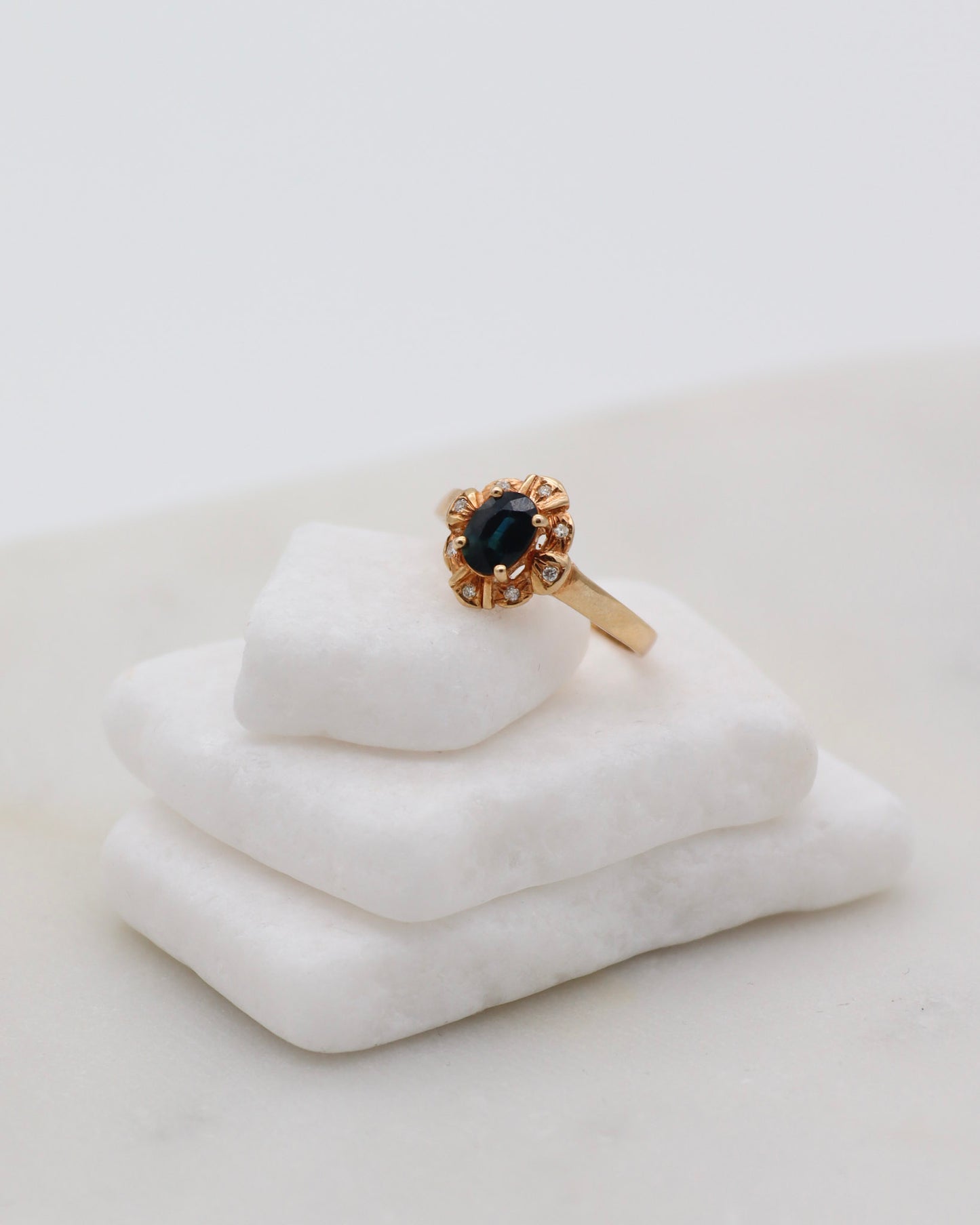 Vintage-Ring Vera mit 0.85ct Saphir & 0.07ct Brillanten im gregorianischen Halo, gefertigt aus 585/-Gelbgold – erhältlich in München und Augsburg