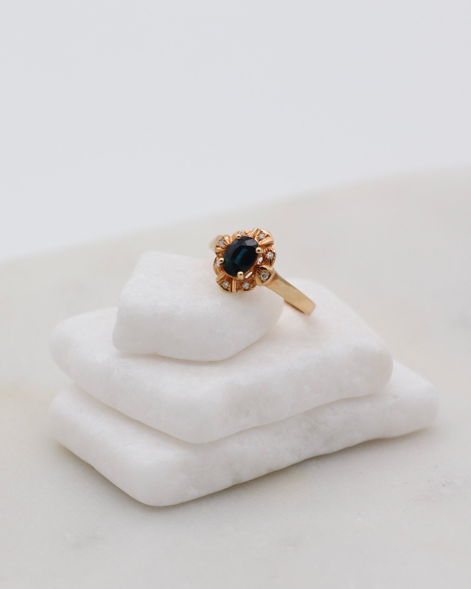 Vintage-Ring Vera mit 0.85ct Saphir & 0.07ct Brillanten im gregorianischen Halo, gefertigt aus 585/-Gelbgold – erhältlich in München und Augsburg