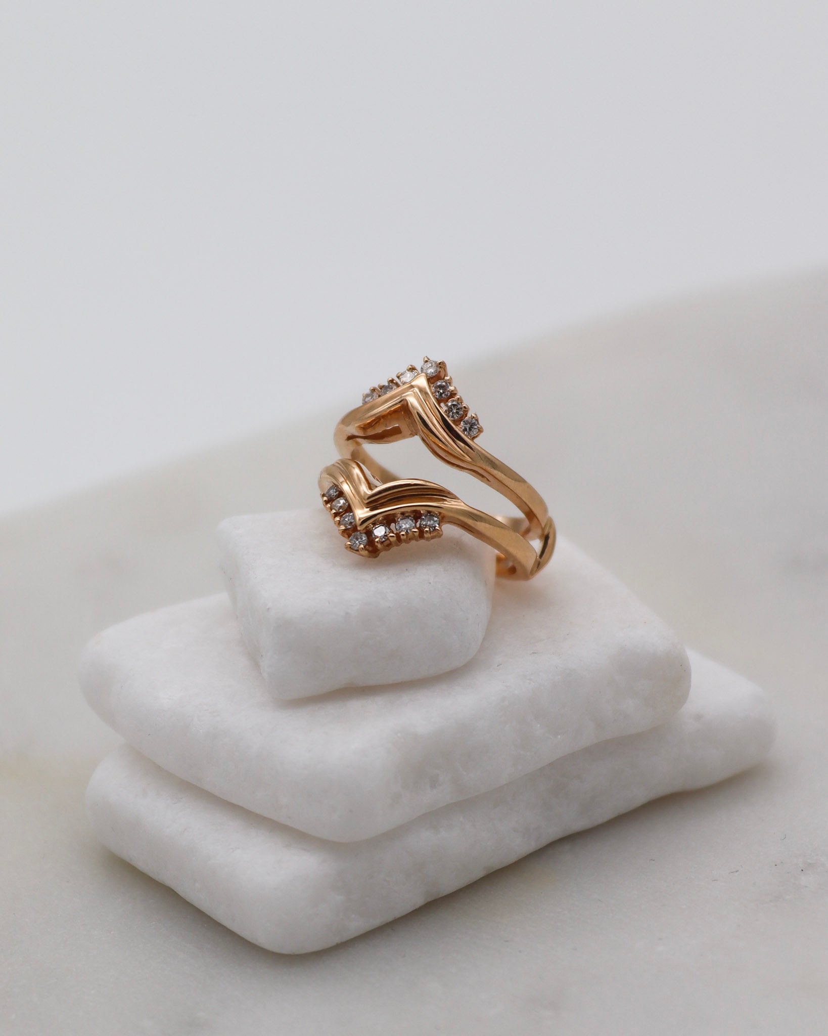 Vintage-Ring Yvonne mit 0.14ct Brillanten (W/P1), Doppelring-Optik als Guardring in 585/-Gelbgold – erhältlich in München und Augsburg