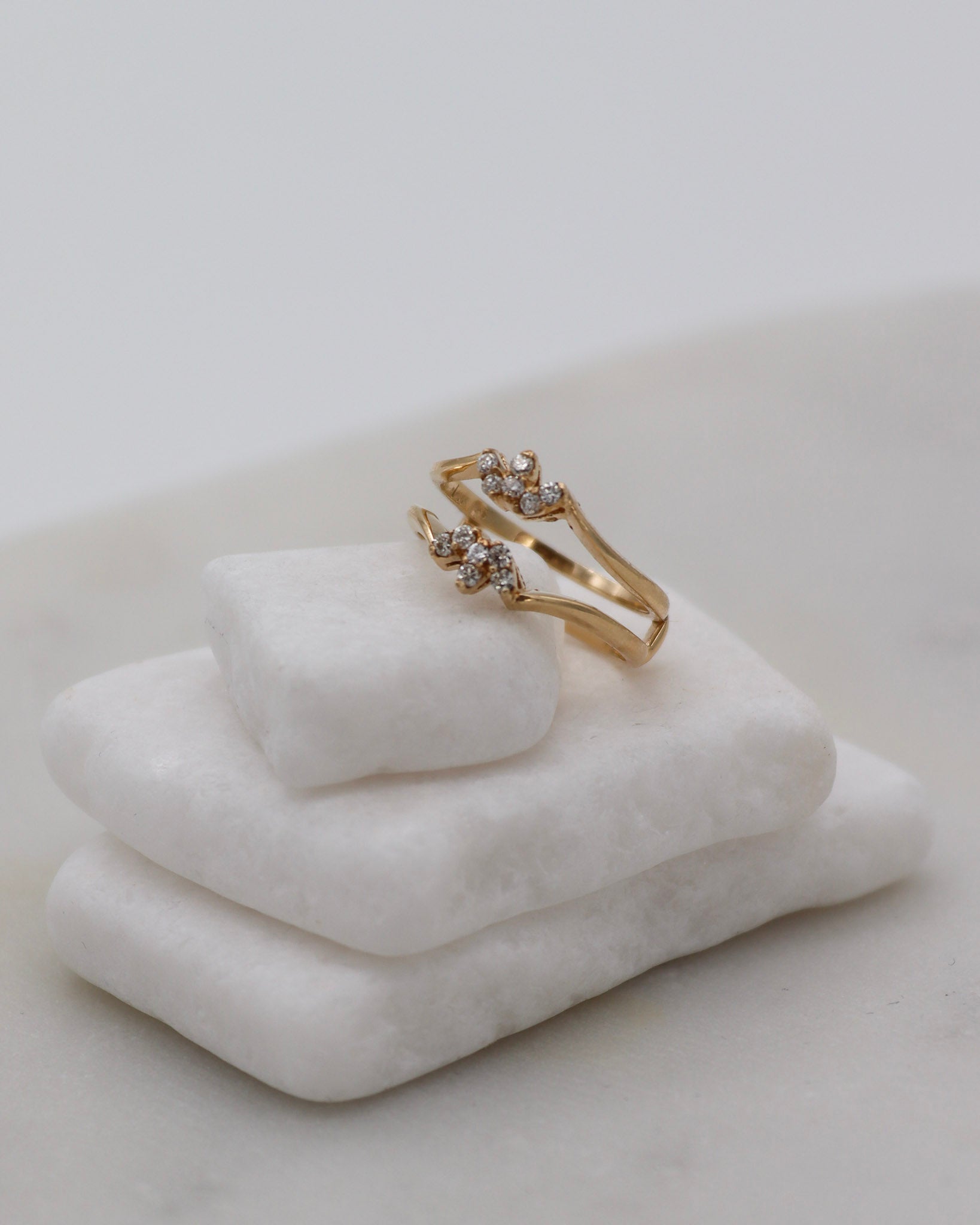 Vintage-Ring Annett mit 0.12ct Brillanten (W/SI), klassischer Doppelring-Guardring in 585/-Gelbgold – erhältlich in München und Augsburg
