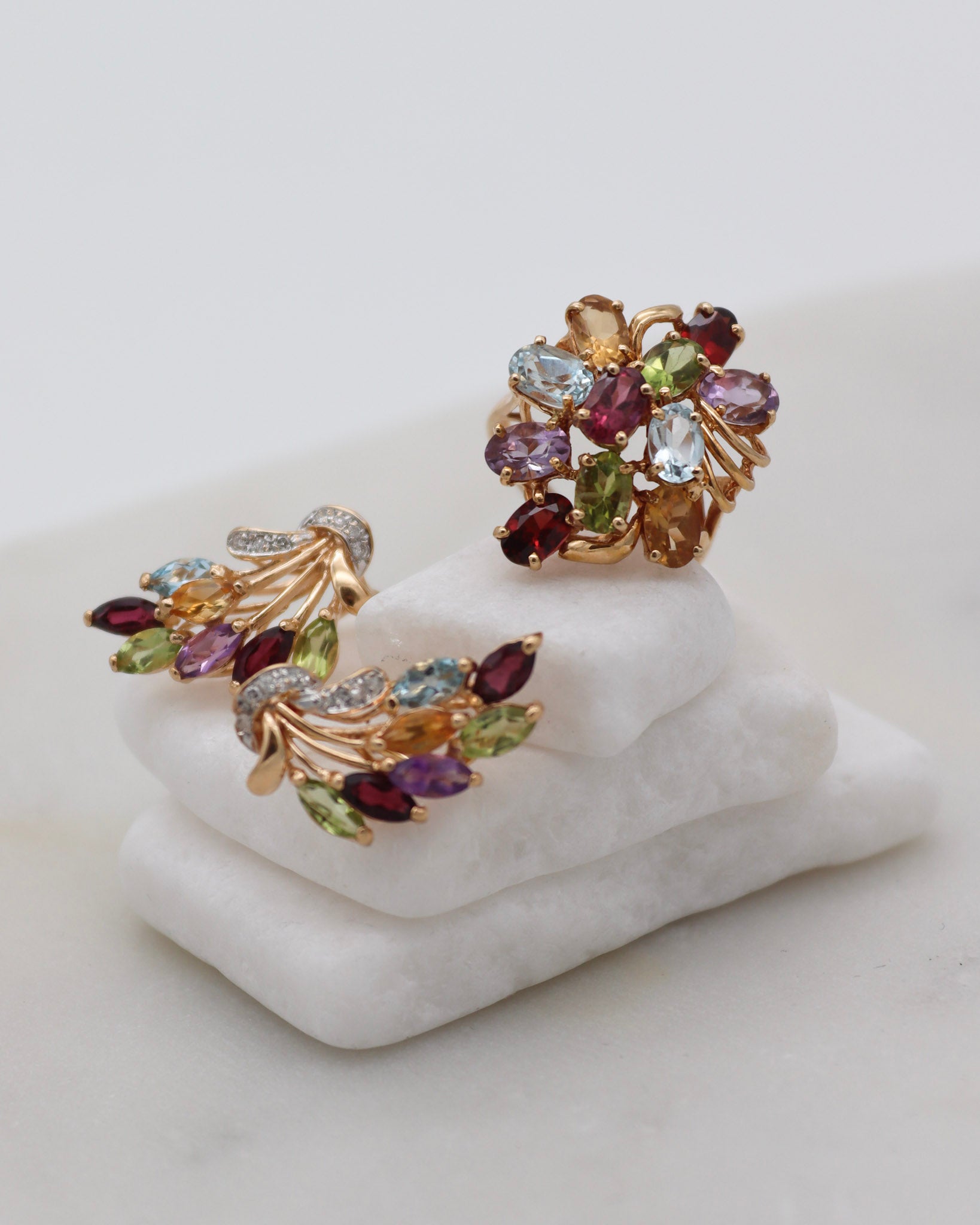 Vintage-Ring Colette mit Aquamarinen, Amethysten, Granaten, Peridots & Citrinen in floraler Anordnung aus 585/-Gelbgold – erhältlich in München und Augsburg