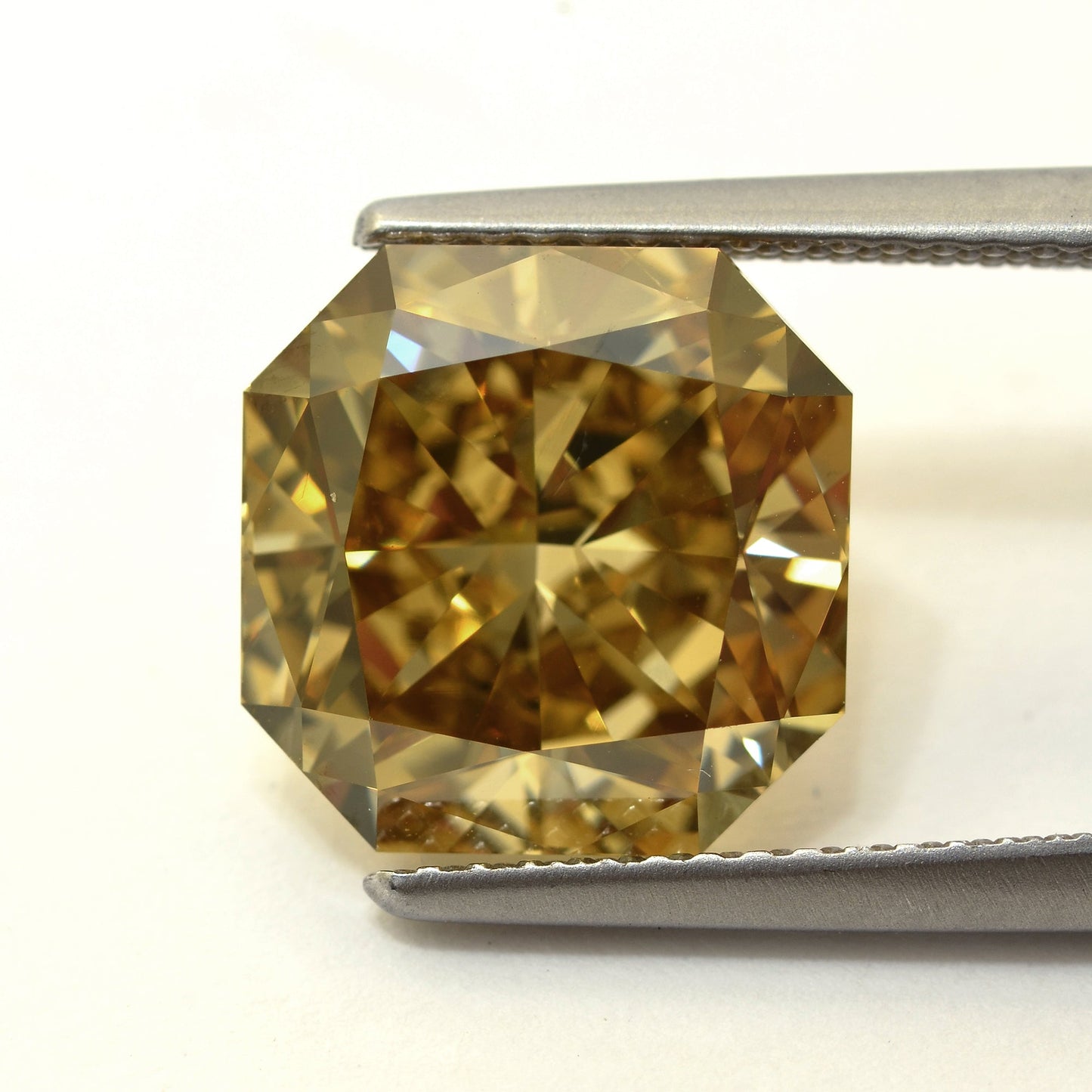6,10 Karat Fancy Dark Brown Yellow Radiant SI1 GIA