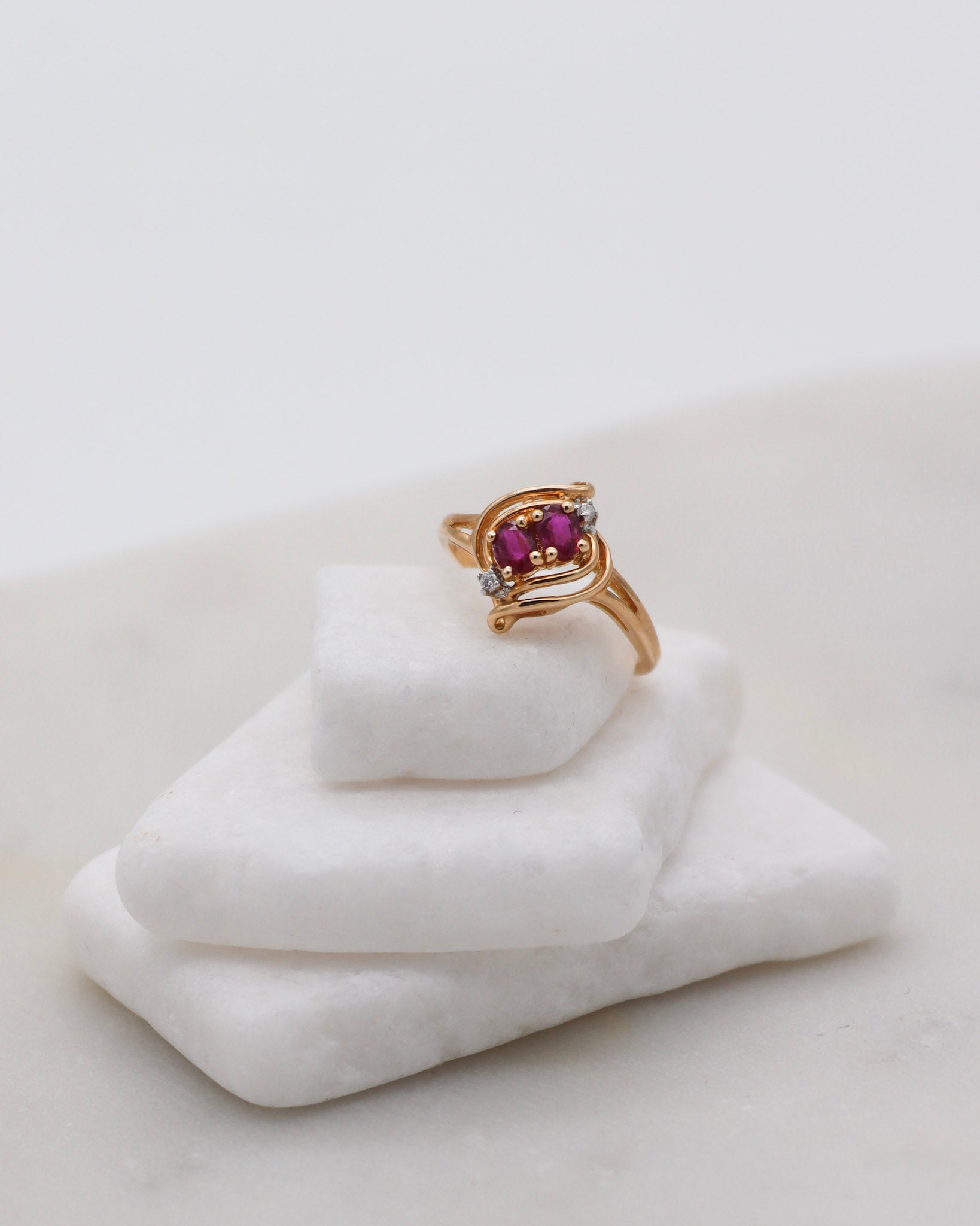 Vintage-Ring Rita mit 0.50ct Rubinen & 0.02ct Brillanten im Ovalschliff, gefasst in 585er Gelbgold – erhältlich in München und Augsburg