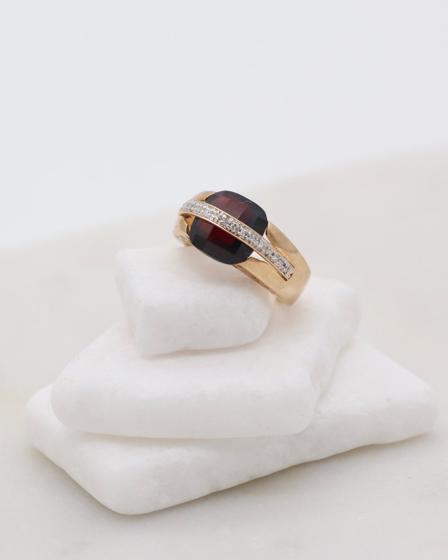 Vintage-Ring Catherine mit 3ct Cushion-Granat & 0.06ct Brillanten in 585er Gelbgold, asymmetrisches Design – erhältlich in München und Augsburg