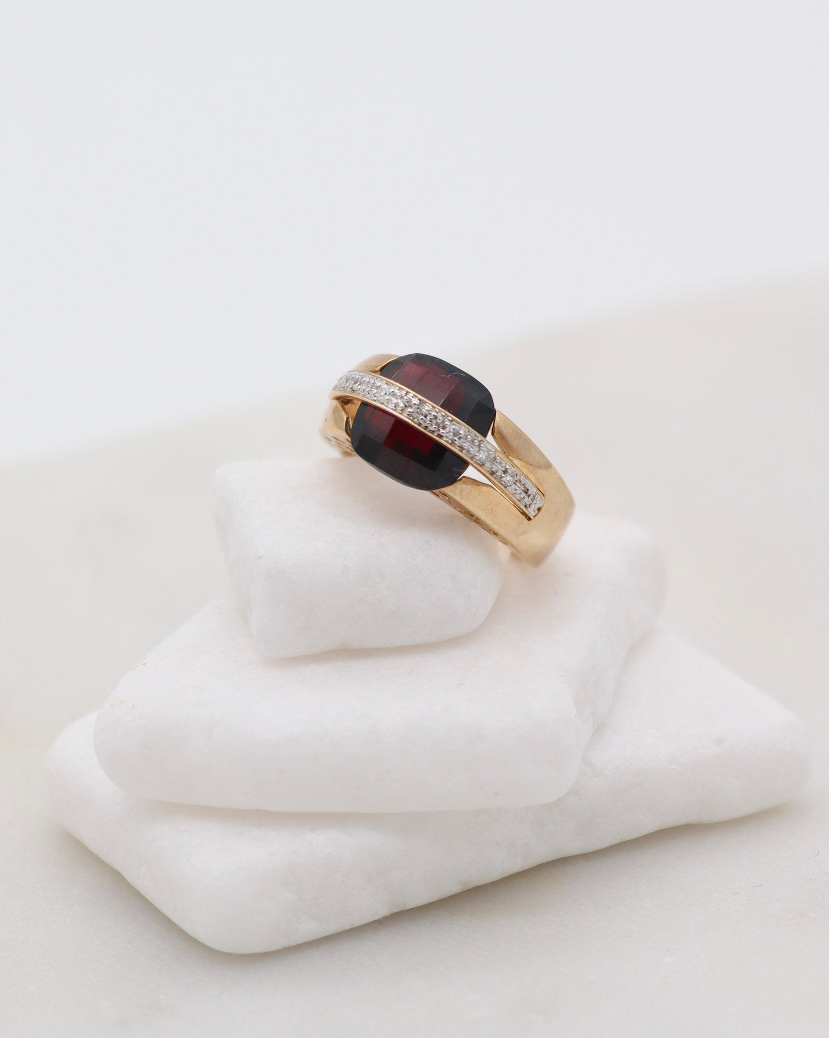 Vintage-Ring Catherine mit 3ct Cushion-Granat & 0.06ct Brillanten in 585er Gelbgold, asymmetrisches Design – erhältlich in München und Augsburg