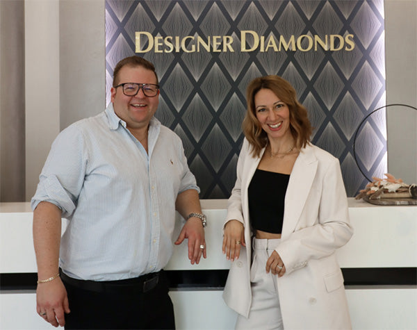 Designer Diamonds: Wir sind ein Familienunternehmen mit einer Liebe zu Diamanten und Schmuck. Auf dem Foto sind zwei Mitglieder des Familienunternehmens zu sehen.