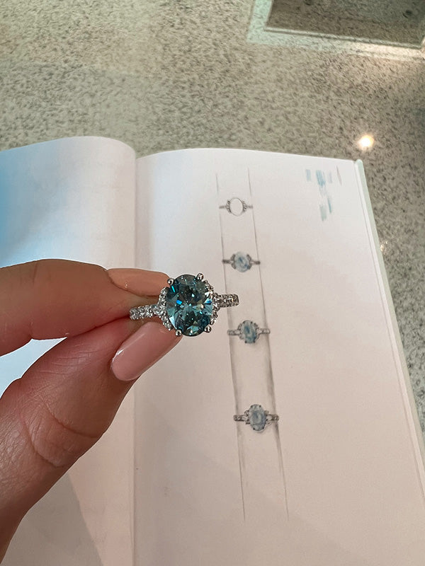 Bei Designer Diamonds kannst du dir dein Wunschschmuckstück designen lassen. Egal ob Verlobungsring, Eheringe, Halsketten, Ohrringe, Ringe oder Armbänder. Auf dem Bild ist ein silberner Aquamarinverlobungsring zu sehen.