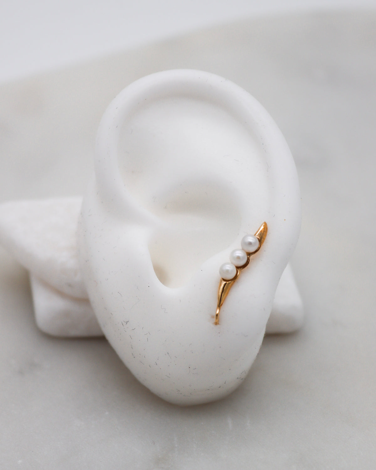 Marlene – Ear Cuffs aus 585 Gelbgold mit drei Süßwasserperlen