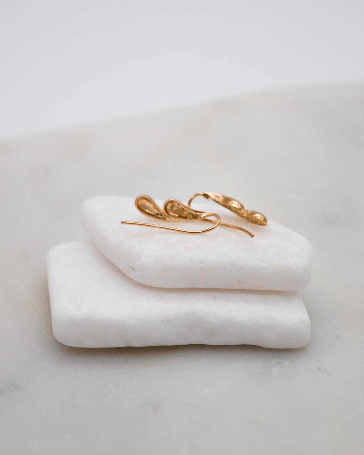 Rhea – Ear Cuffs aus 585 Gelbgold in Tropfenform