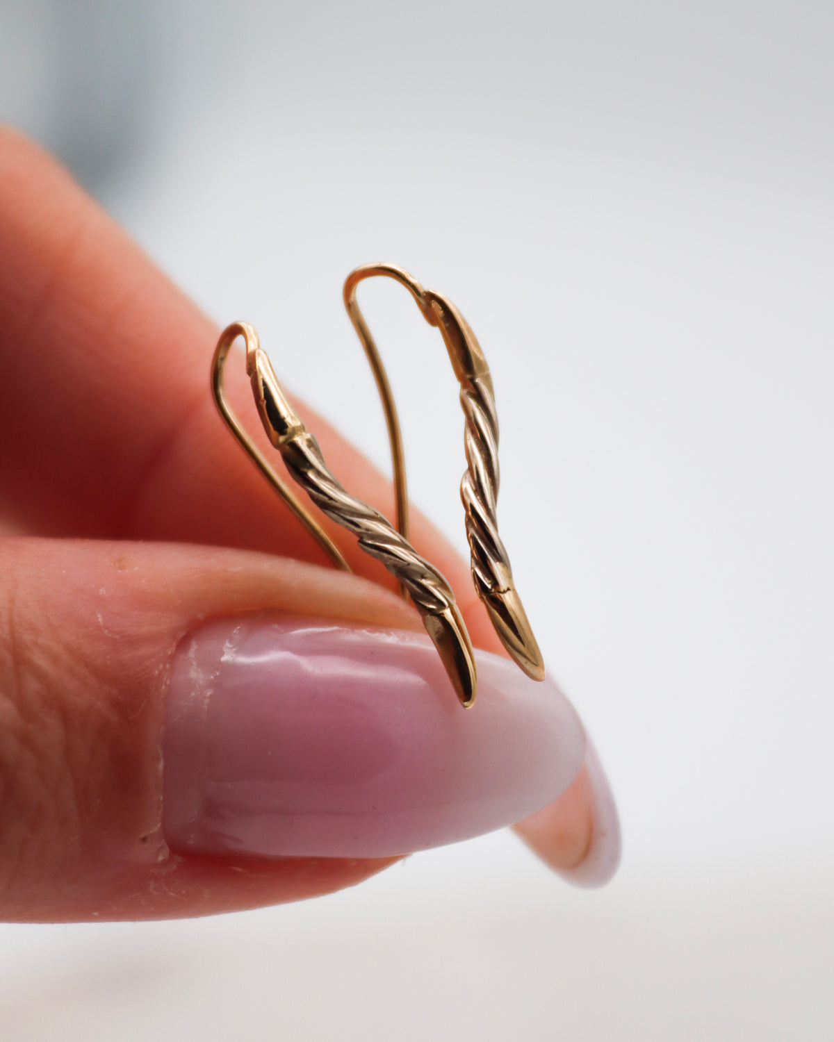 Tessa – Ear Cuffs aus 585 Gelbgold mit gedrehtem Detail
