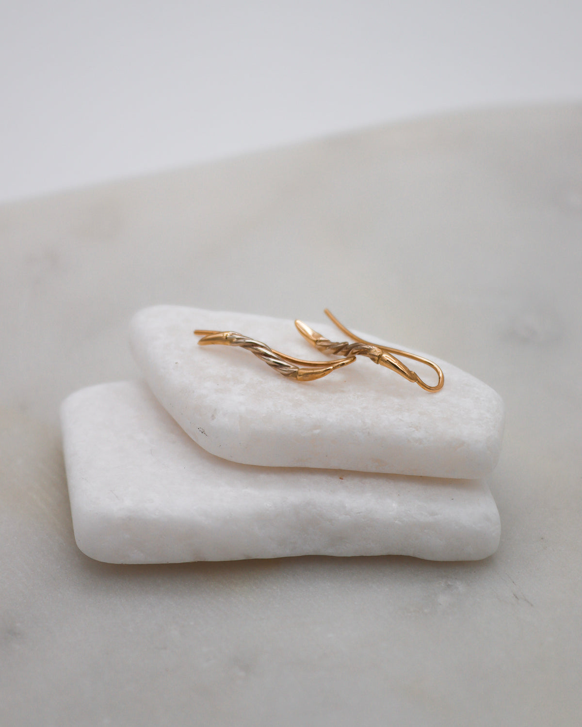 Tessa – Ear Cuffs aus 585 Gelbgold mit gedrehtem Detail