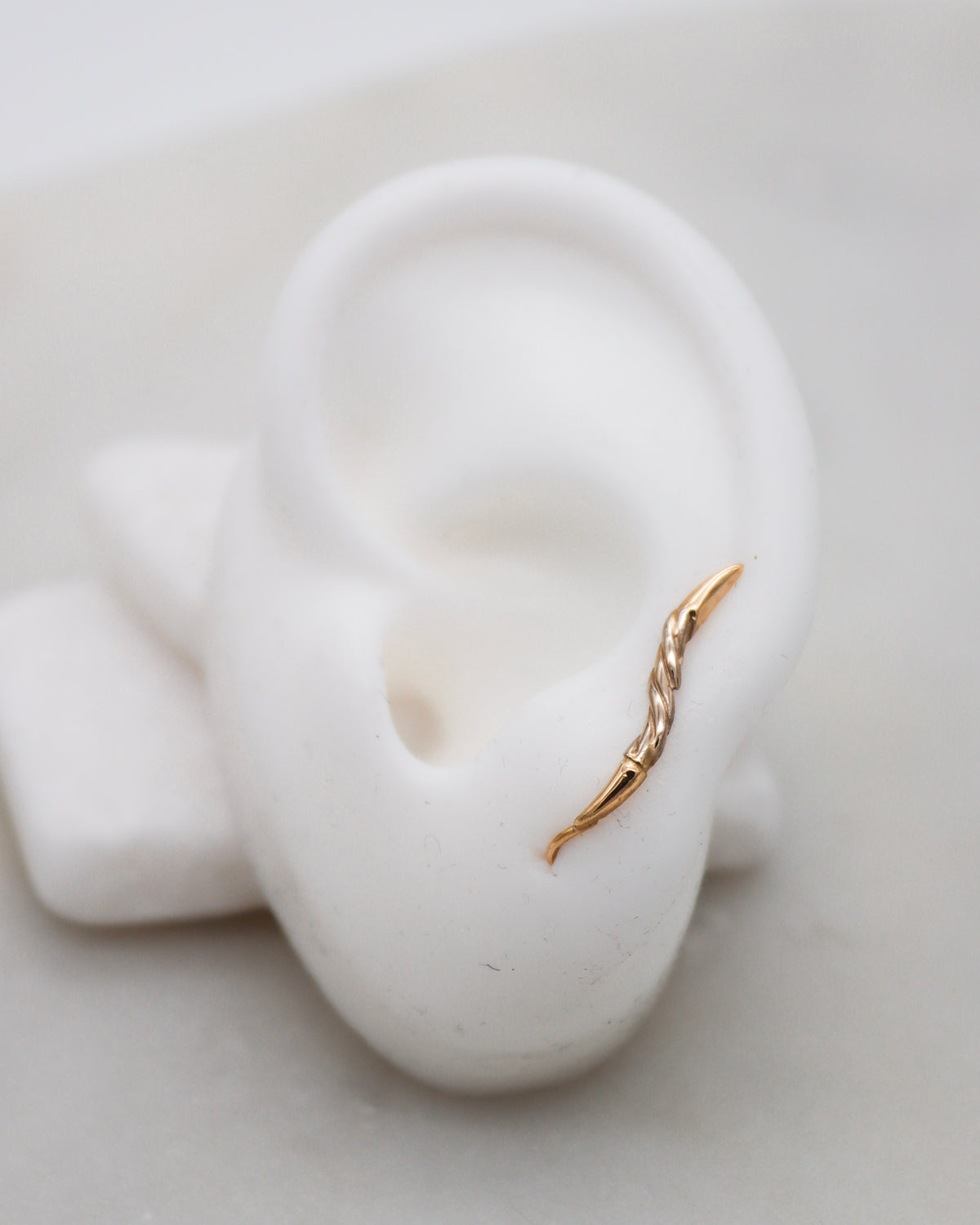 Tessa – Ear Cuffs aus 585 Gelbgold mit gedrehtem Detail