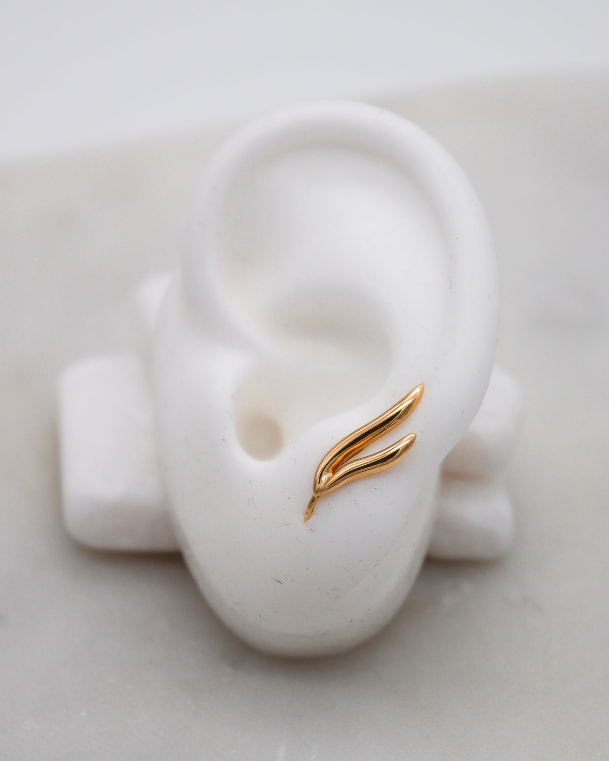 Ivy – Ear Cuffs aus 585 Gelbgold mit zwei geschwungenen Enden