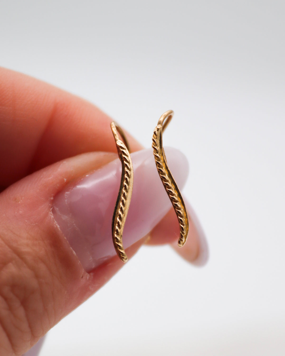 Kira – Ear Cuffs aus 585 Gelbgold mit gedrehtem Kordeldetail