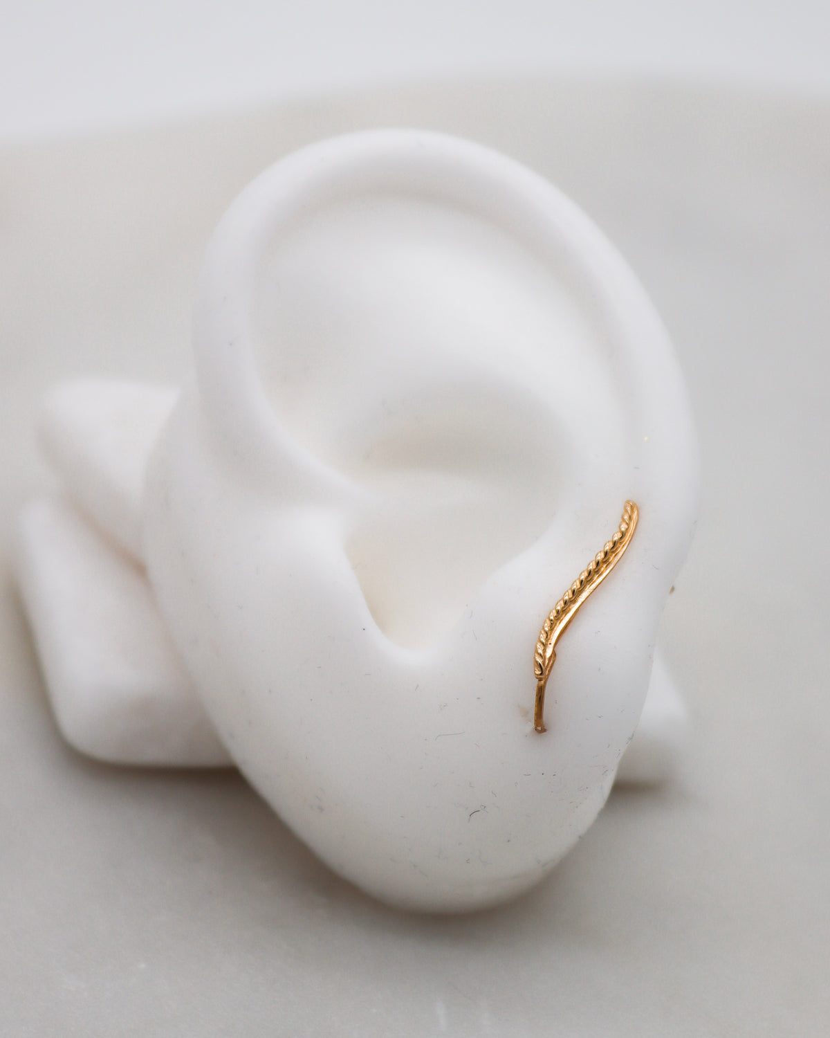 Kira – Ear Cuffs aus 585 Gelbgold mit gedrehtem Kordeldetail