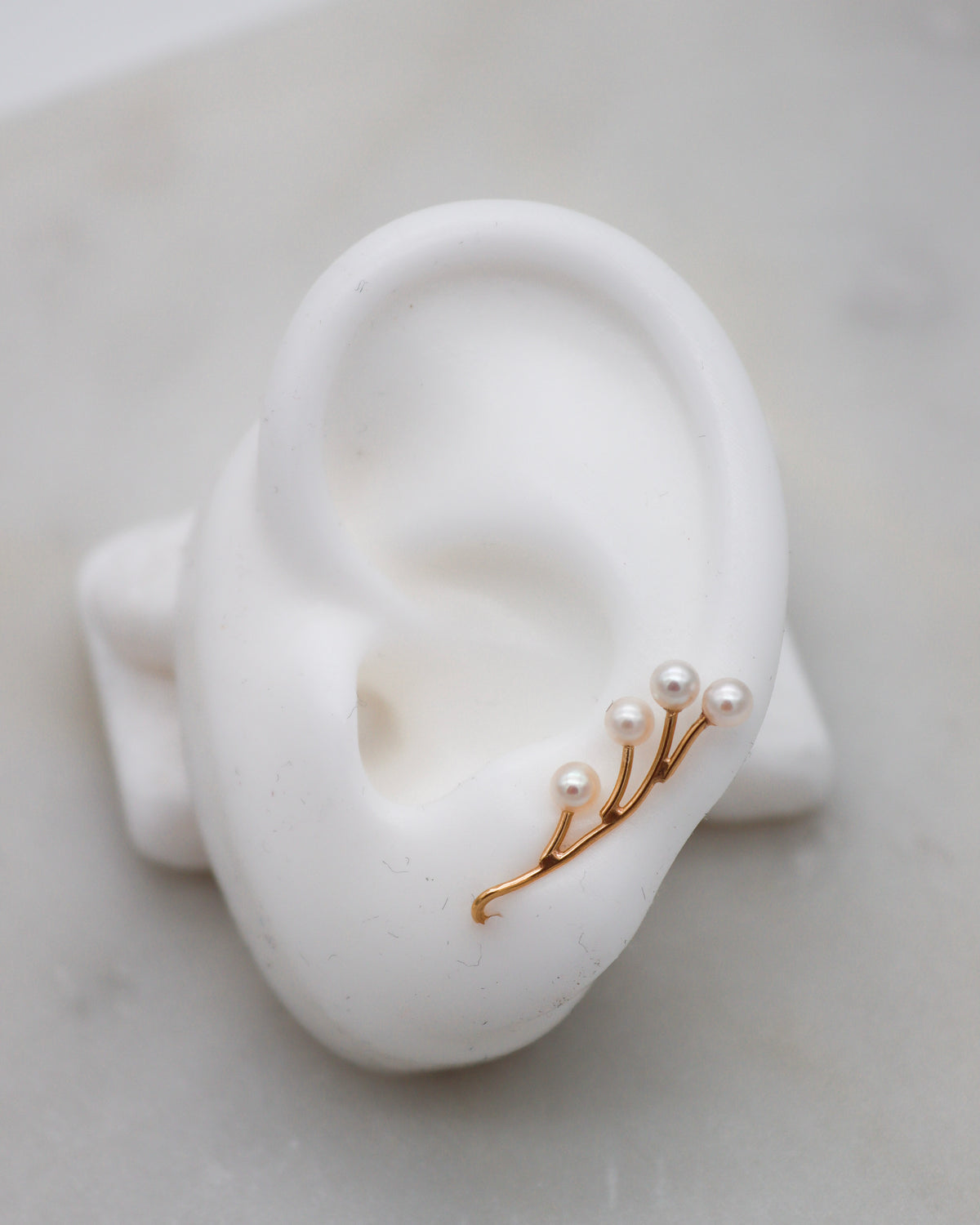 Lilly – Ear Cuffs aus 585 Gelbgold mit Süßwasserperlen im Ast-Design