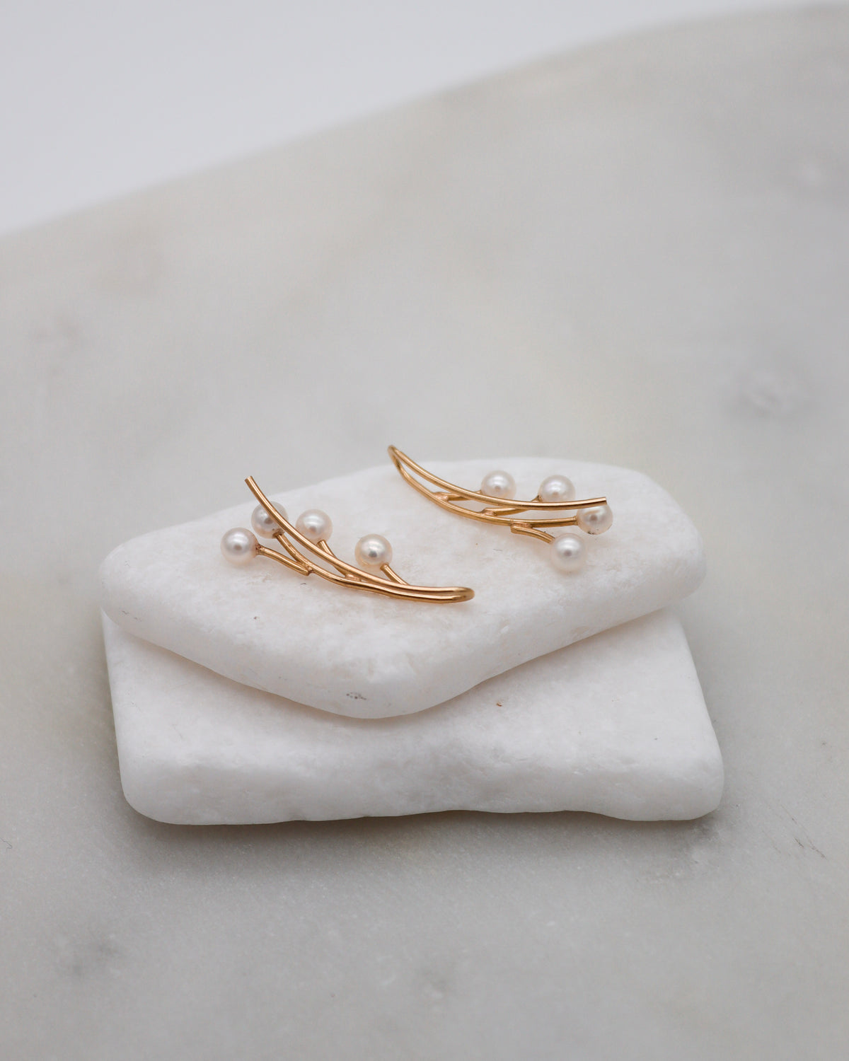 Lilly – Ear Cuffs aus 585 Gelbgold mit Süßwasserperlen im Ast-Design