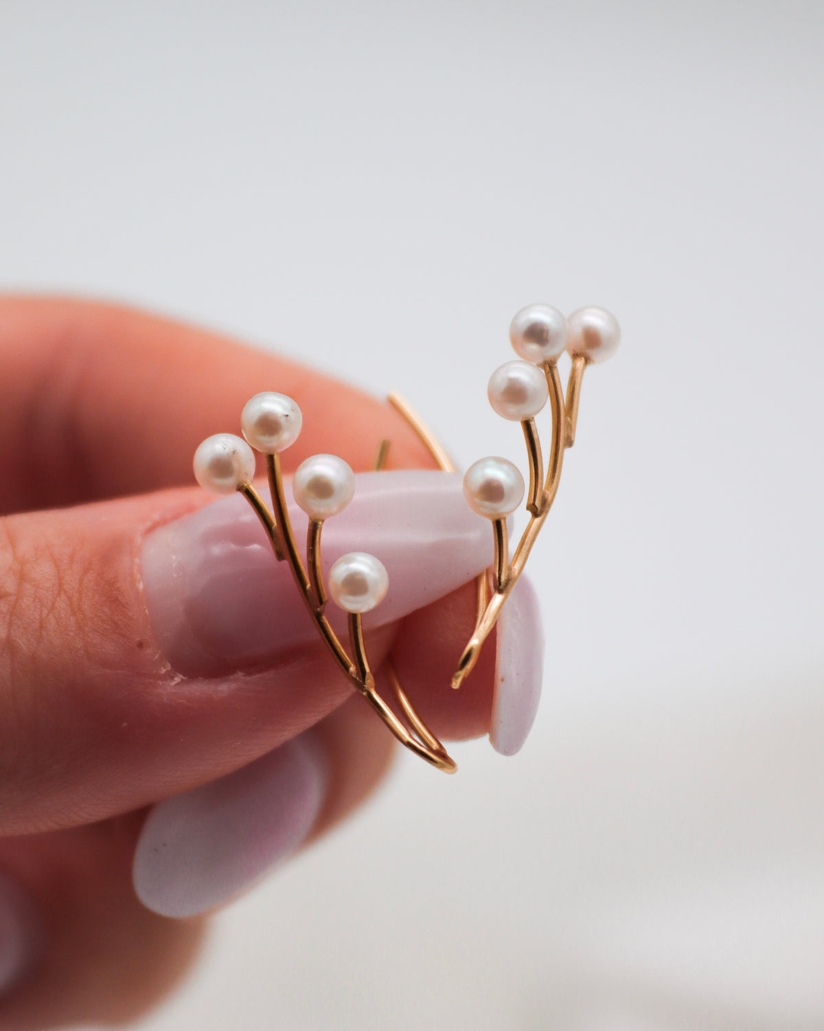 Lilly – Ear Cuffs aus 585 Gelbgold mit Süßwasserperlen im Ast-Design