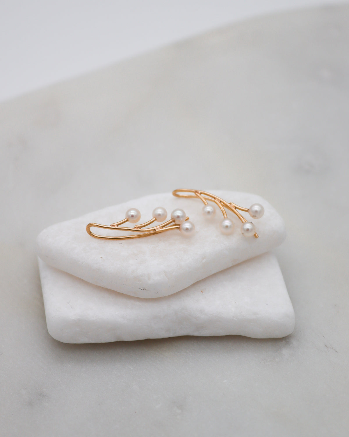 Lilly – Ear Cuffs aus 585 Gelbgold mit Süßwasserperlen im Ast-Design