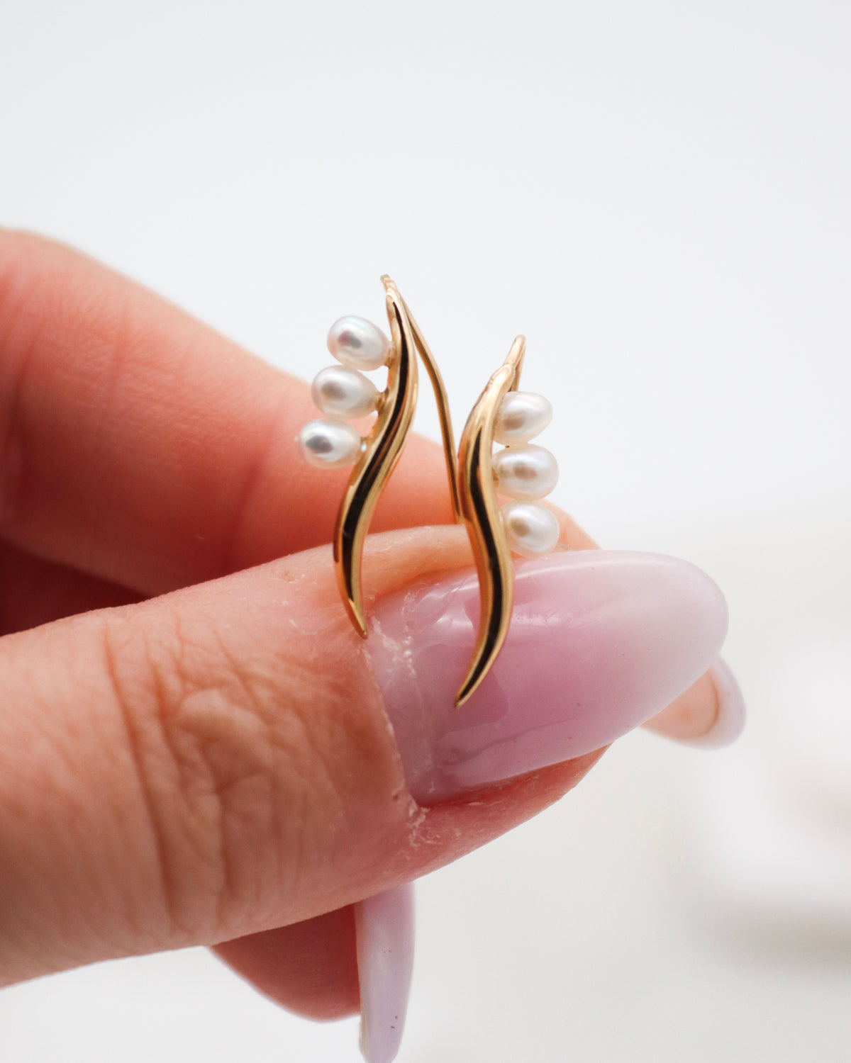 Mara – Ear Cuffs aus 585 Gelbgold mit ovalen Süßwasserperlen
