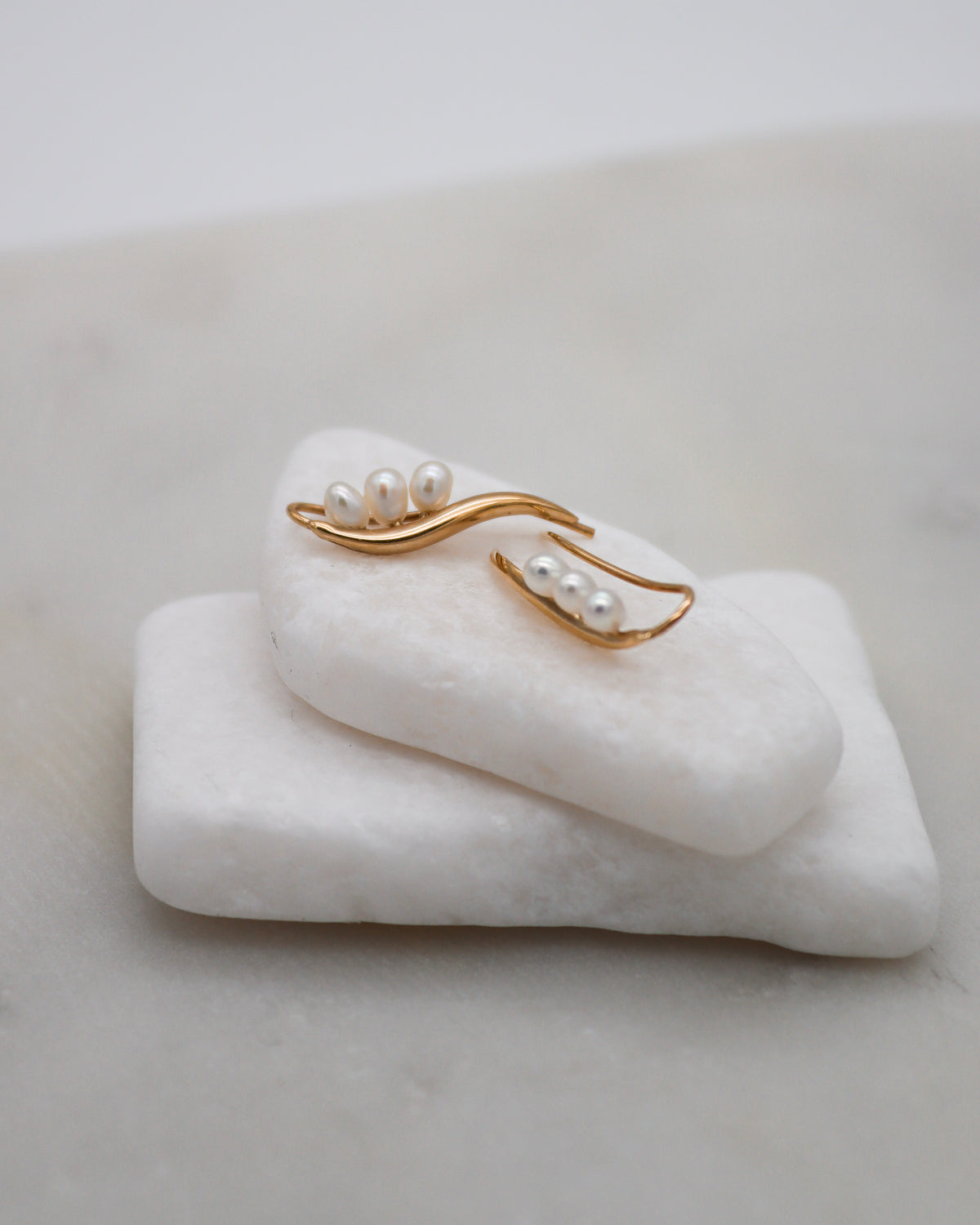 Mara – Ear Cuffs aus 585 Gelbgold mit ovalen Süßwasserperlen