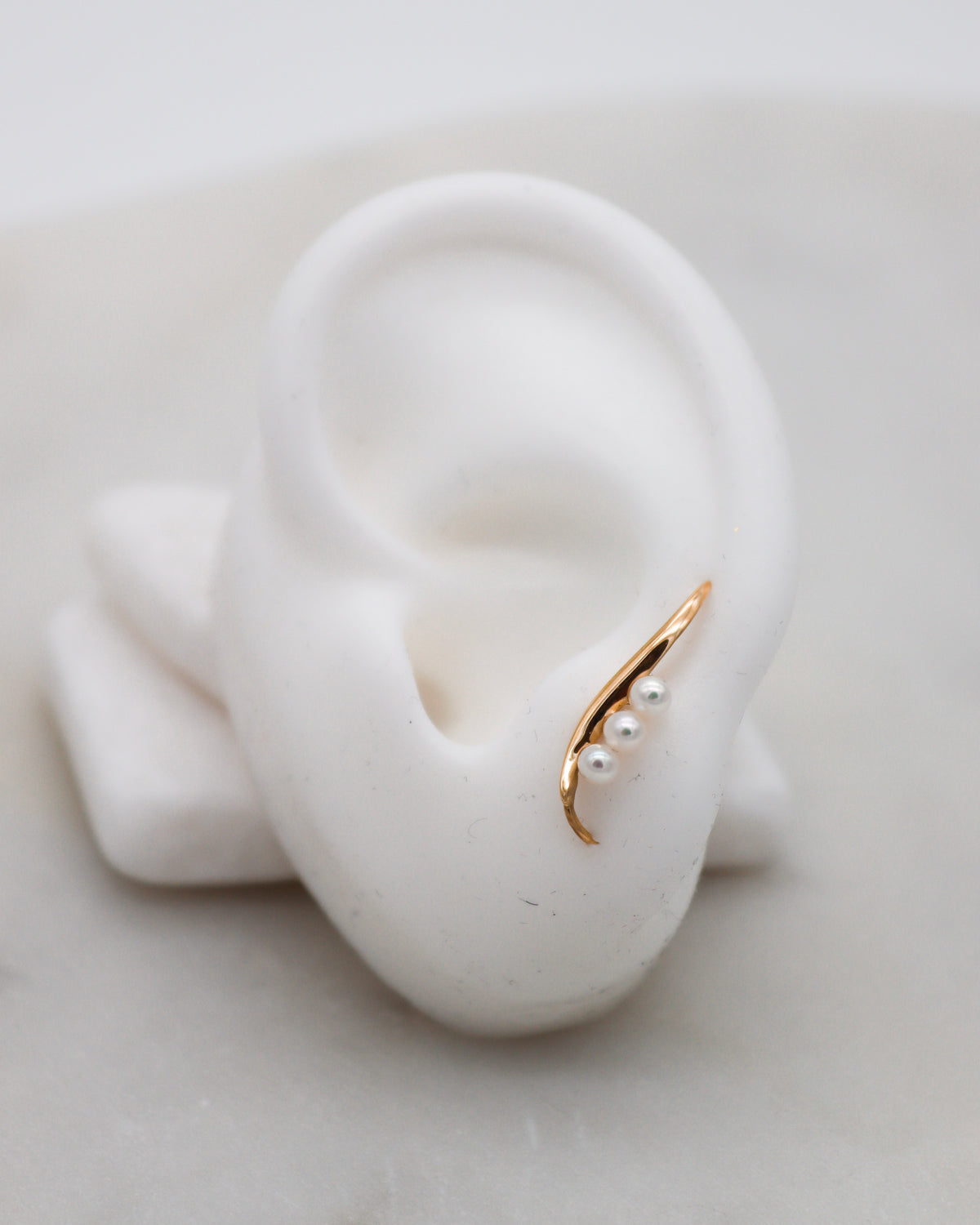 Mara – Ear Cuffs aus 585 Gelbgold mit ovalen Süßwasserperlen