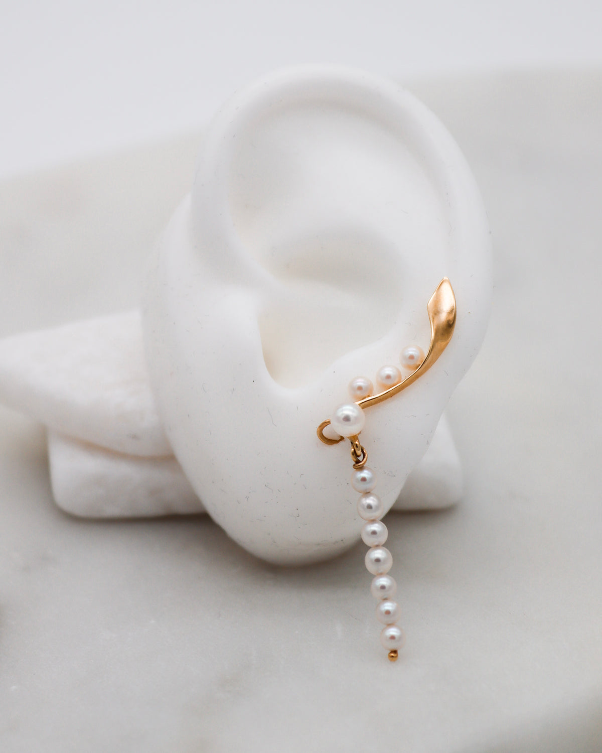 Margarita – Ear Cuffs aus 585 Gelbgold mit Süßwasserperlen-Anhänger