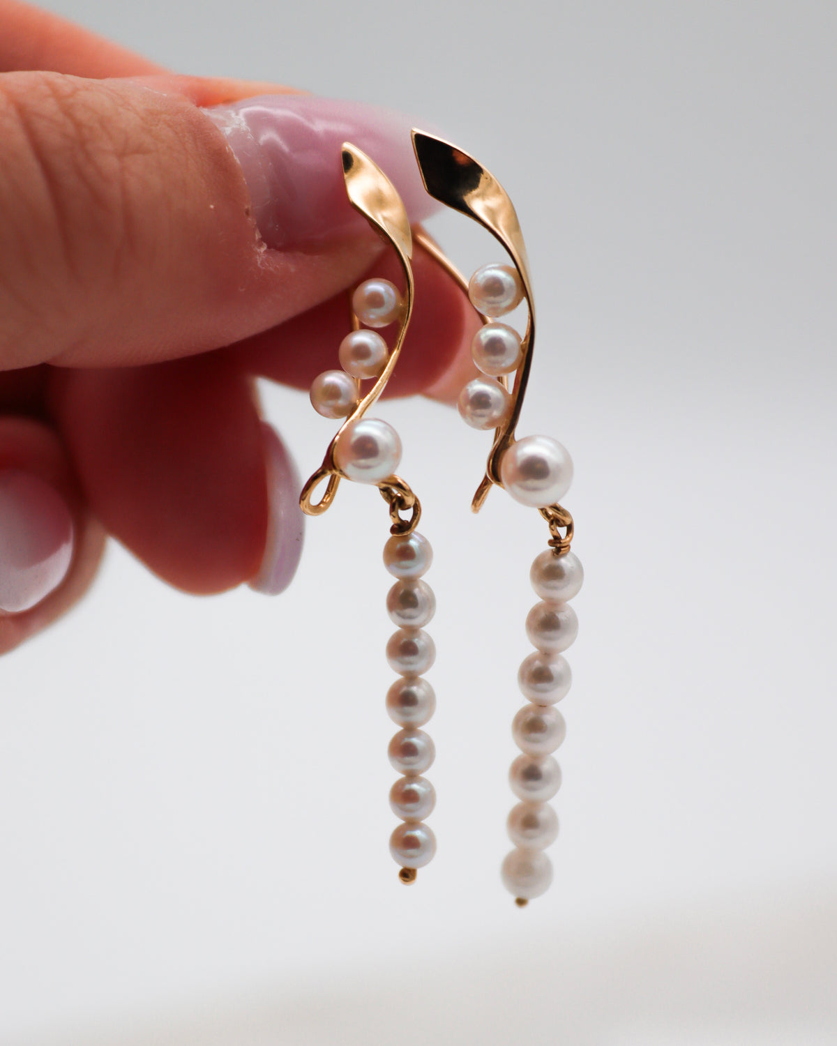 Margarita – Ear Cuffs aus 585 Gelbgold mit Süßwasserperlen-Anhänger