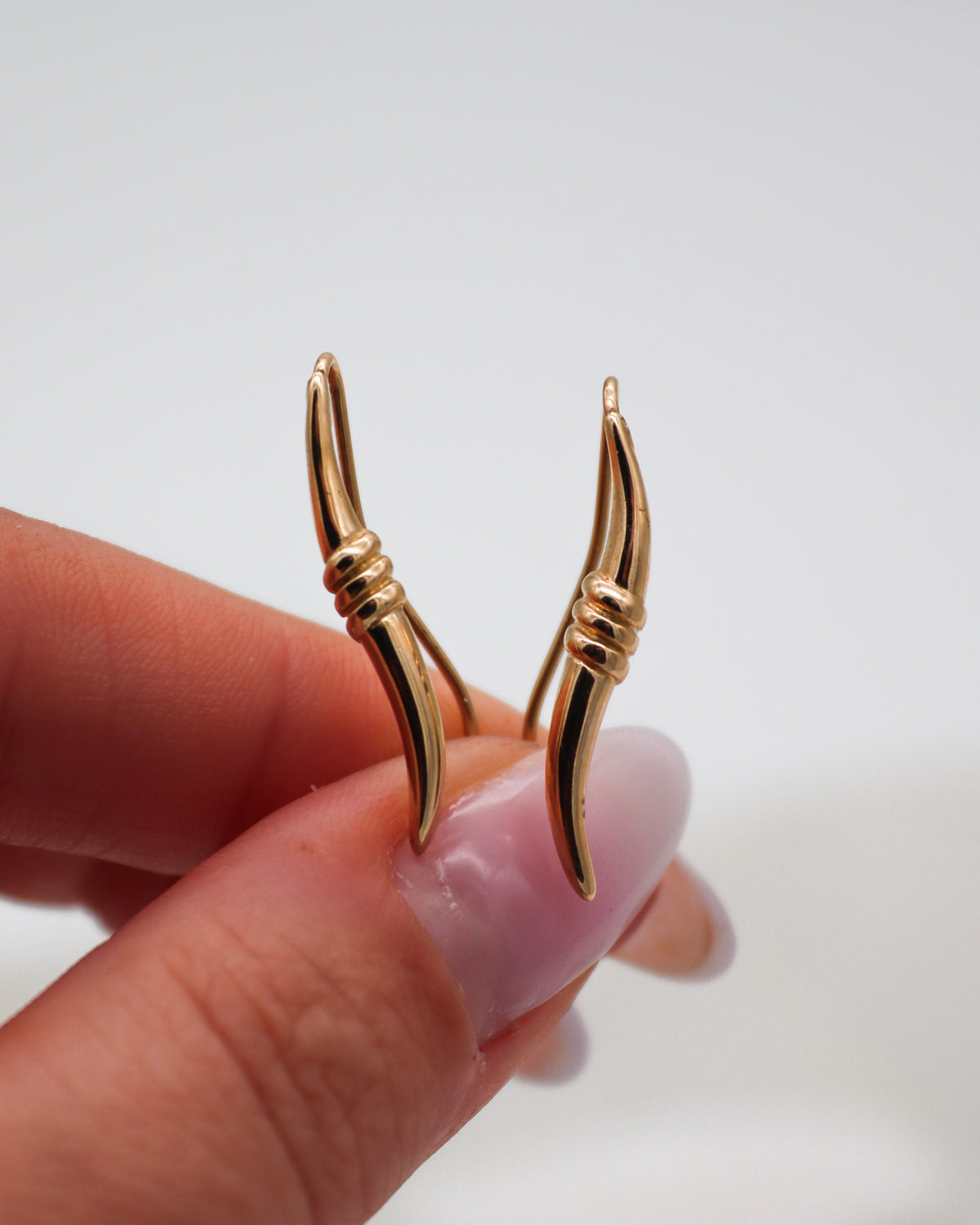 Nora – Ear Cuffs aus 585 Gelbgold mit Knotendetail