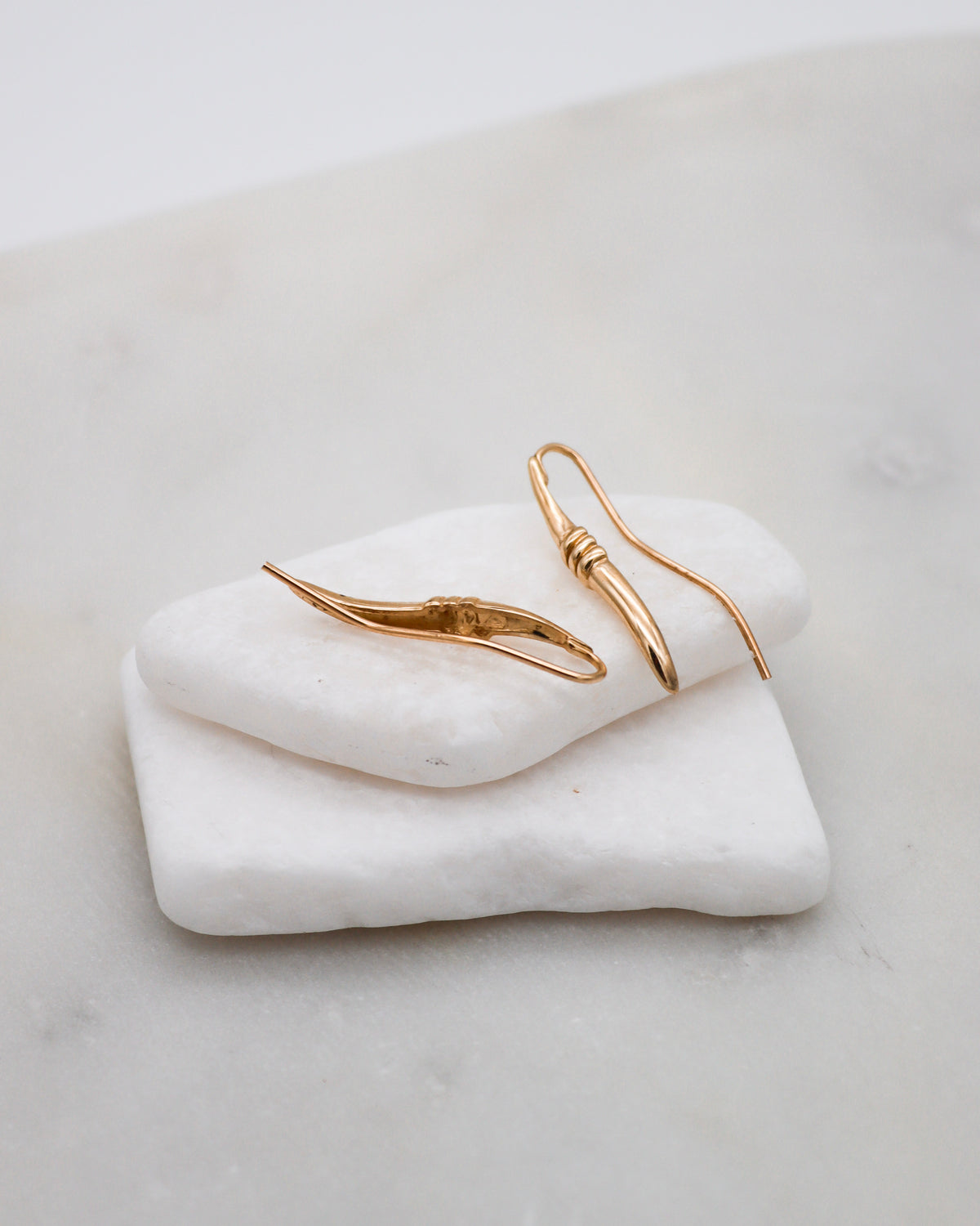 Nora – Ear Cuffs aus 585 Gelbgold mit Knotendetail