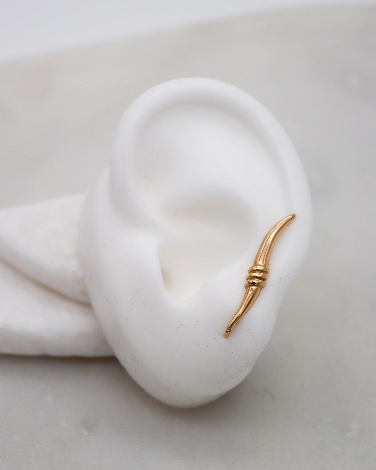 Nora – Ear Cuffs aus 585 Gelbgold mit Knotendetail