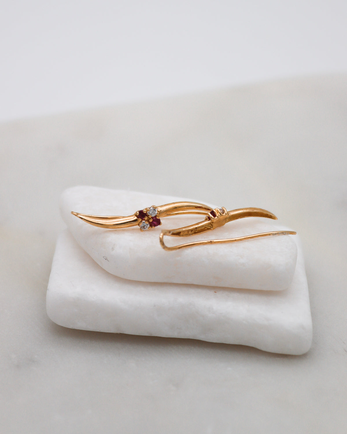 Rosalie – Ear Cuffs aus 585 Gelbgold mit Rubinen und Zirkonia