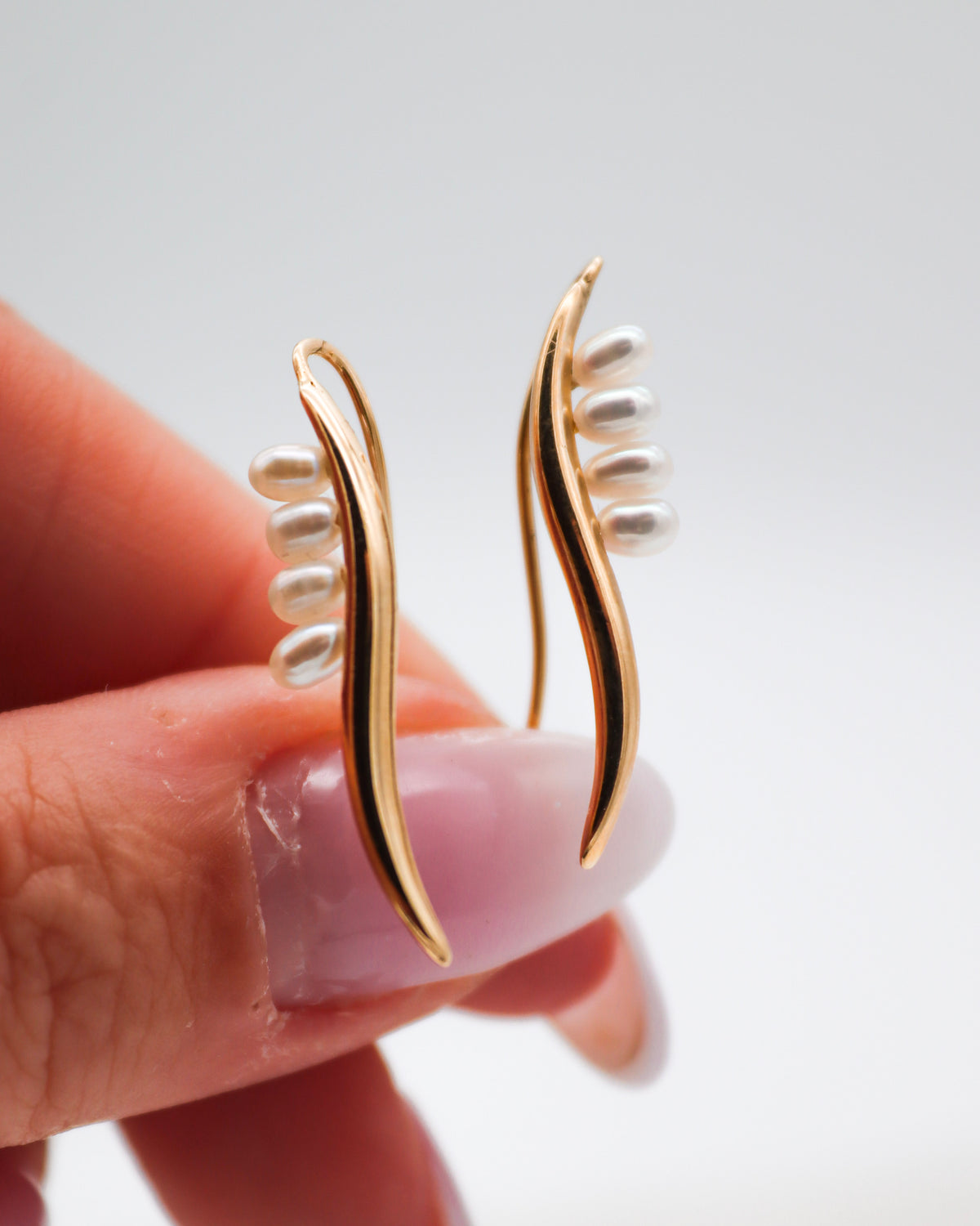Selma – Ear Cuffs aus 585 Gelbgold mit ovalen Süßwasserperlen