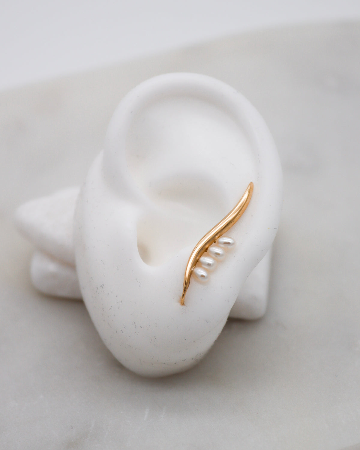 Selma – Ear Cuffs aus 585 Gelbgold mit ovalen Süßwasserperlen