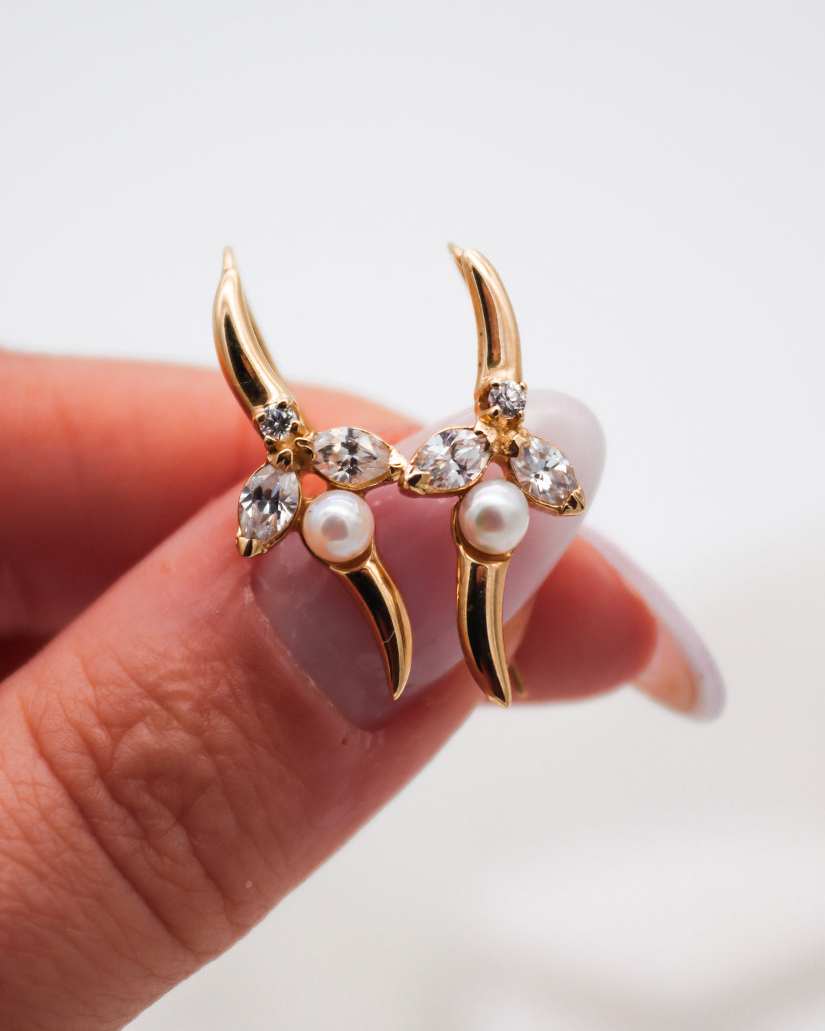 Flora – Ear Cuffs aus 585 Gelbgold mit Süßwasserperle und Zirkonia