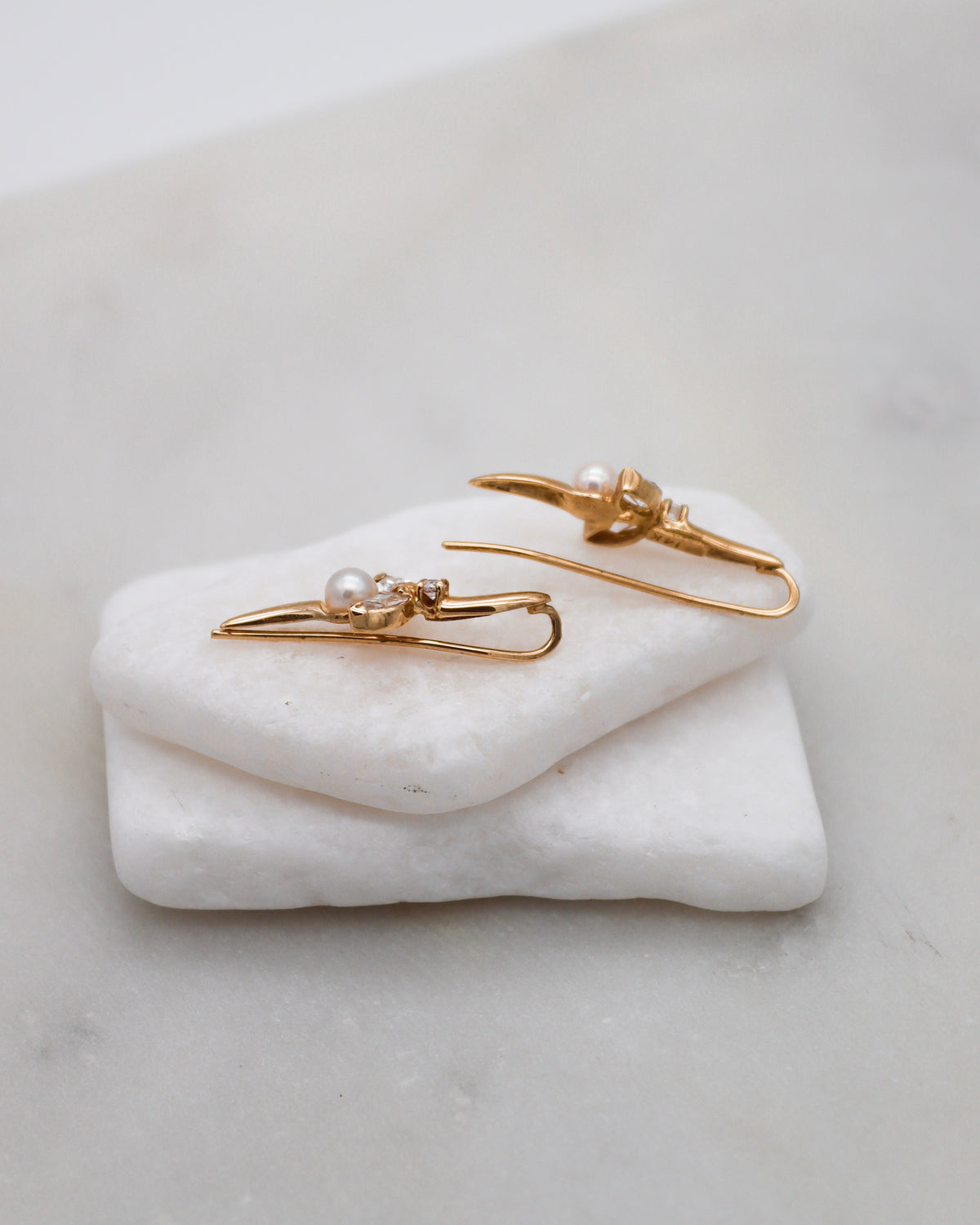 Flora – Ear Cuffs aus 585 Gelbgold mit Süßwasserperle und Zirkonia
