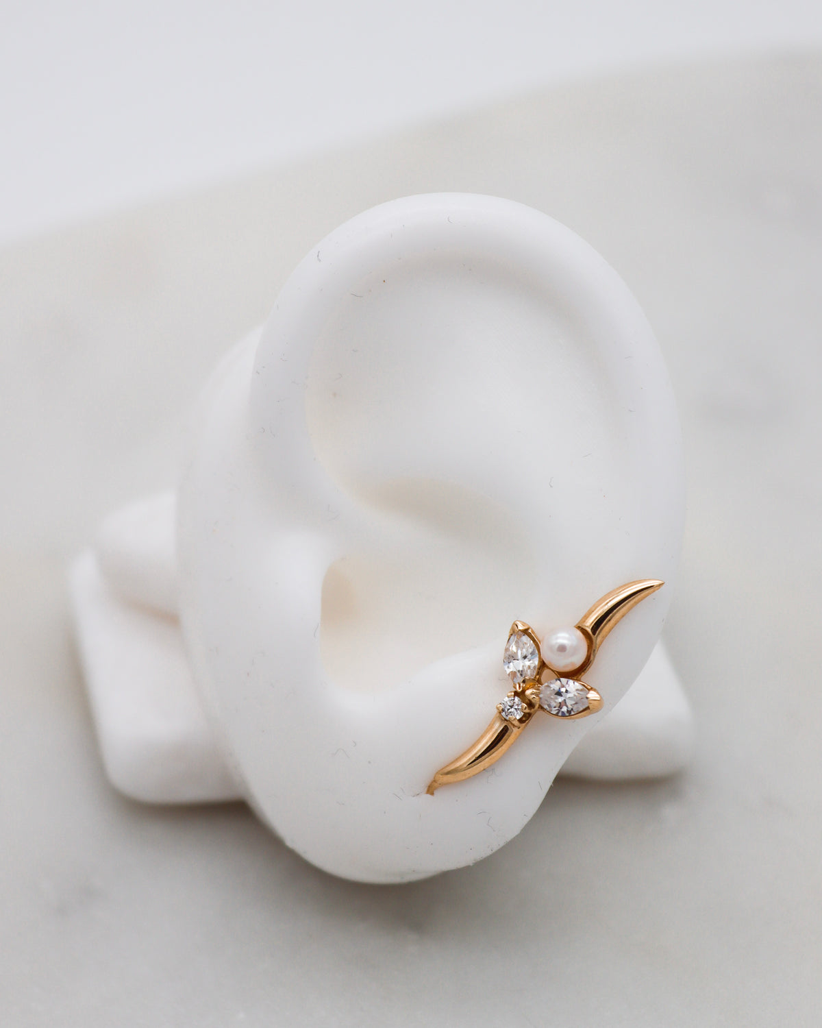 Flora – Ear Cuffs aus 585 Gelbgold mit Süßwasserperle und Zirkonia