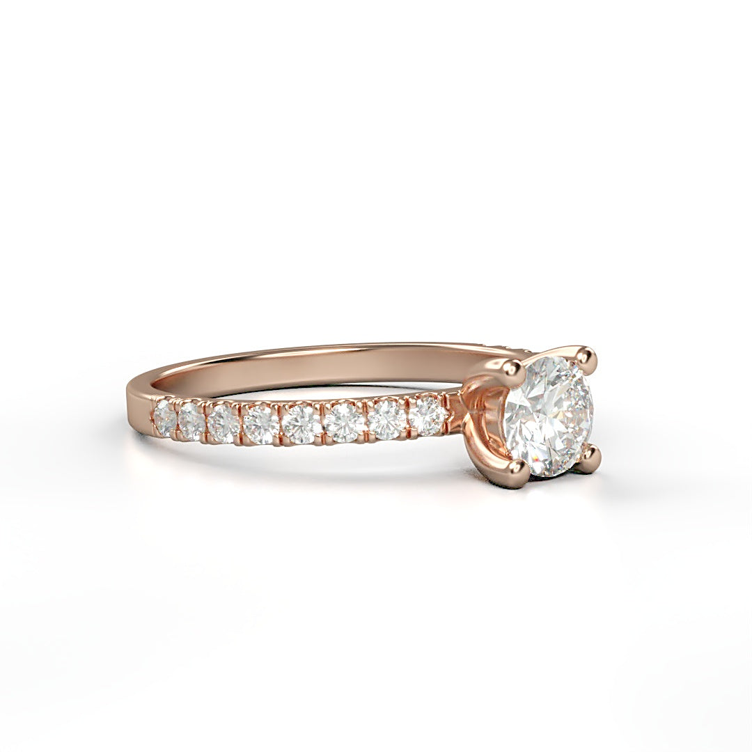 Klassischer Verlobungsring Daniela mit 0.70 ct TW/VVS-Diamant in 4-Krappen-Fassung und 0.25 ct G/VS-Diamanten an der Ringschiene – erhältlich in München und Augsburg

